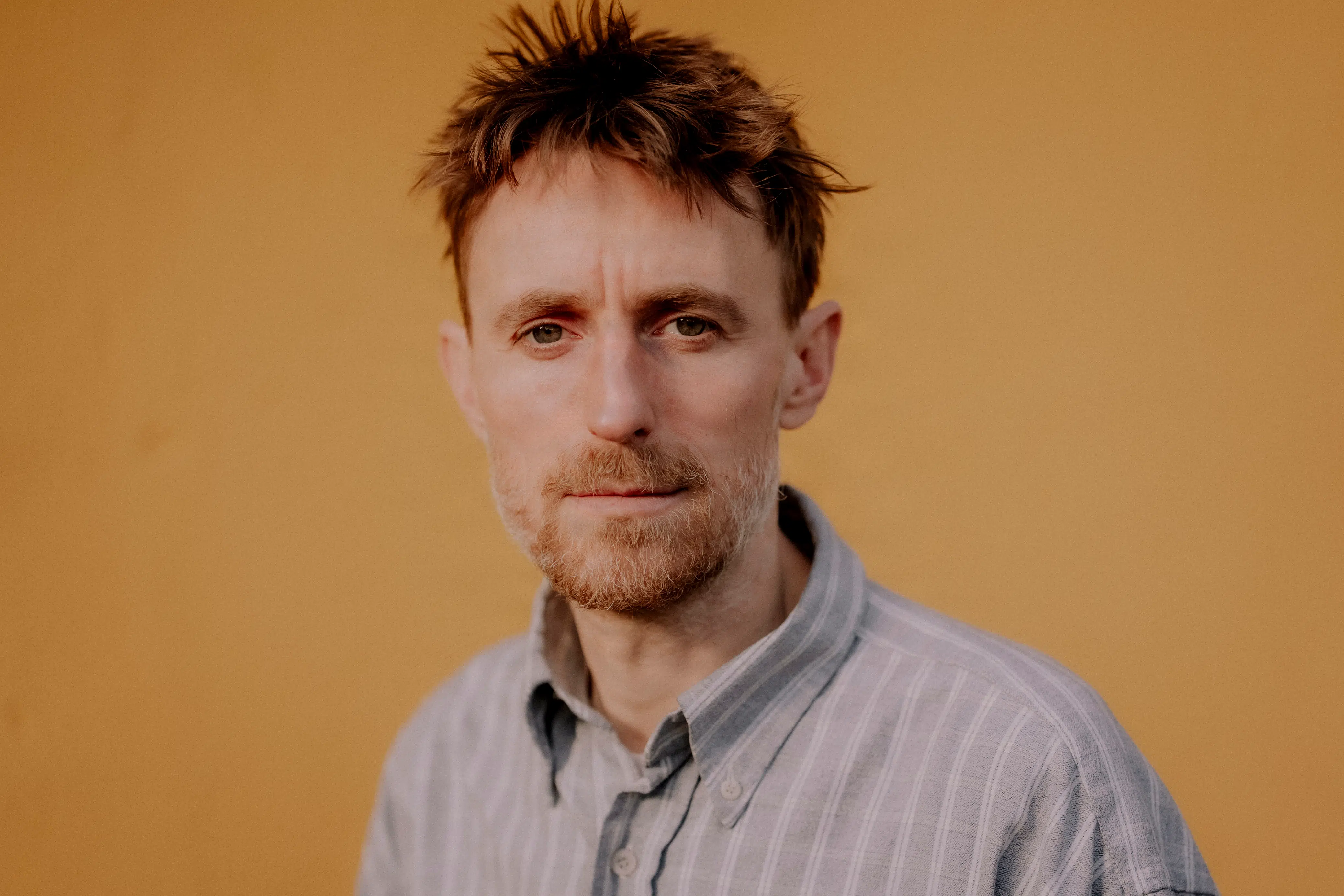 Kasper Hesselbjerg hugger bacon i sten. Nu har flæsket antændt en politisk strid om at afskaffe kommunens kunst