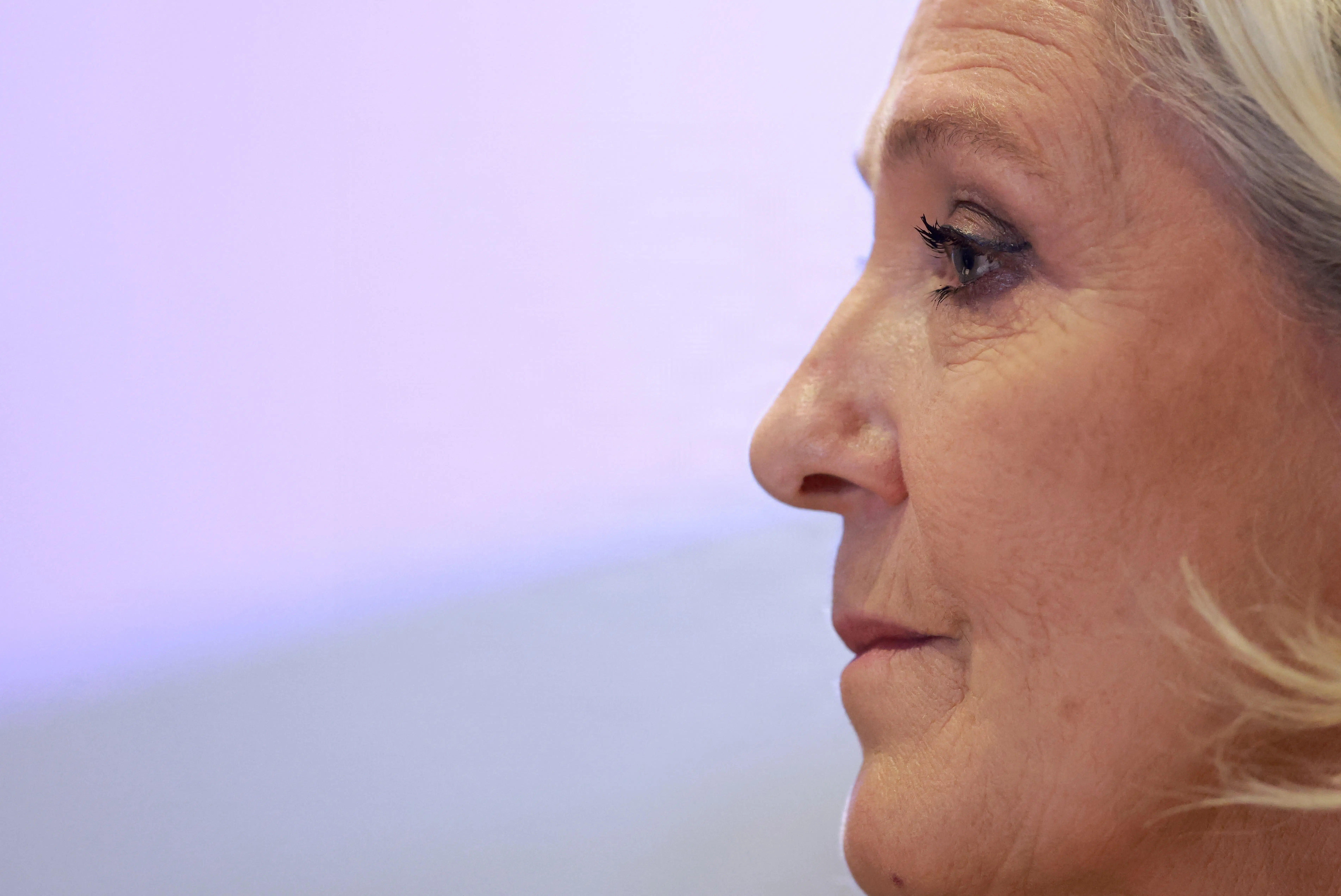 Hun var ikke i lokalet, men alligevel spøgte Le Pen torsdag i EUs bitre budgetkrig. Og nu er et nyt forslag på vej