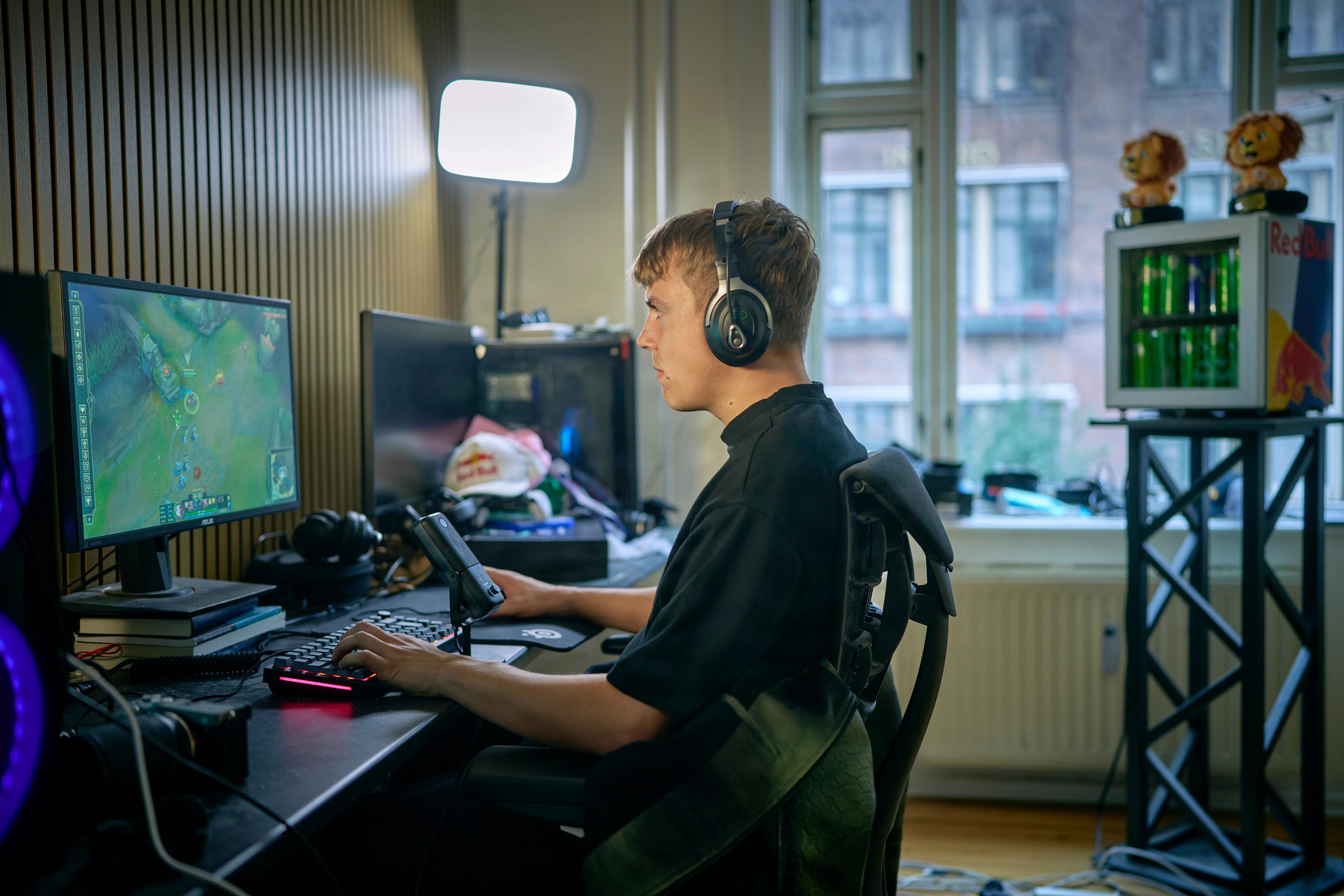 Han får 420 diamanter af omstridt sponsor og Danmarks største kendisser står i kø for at besøge ham