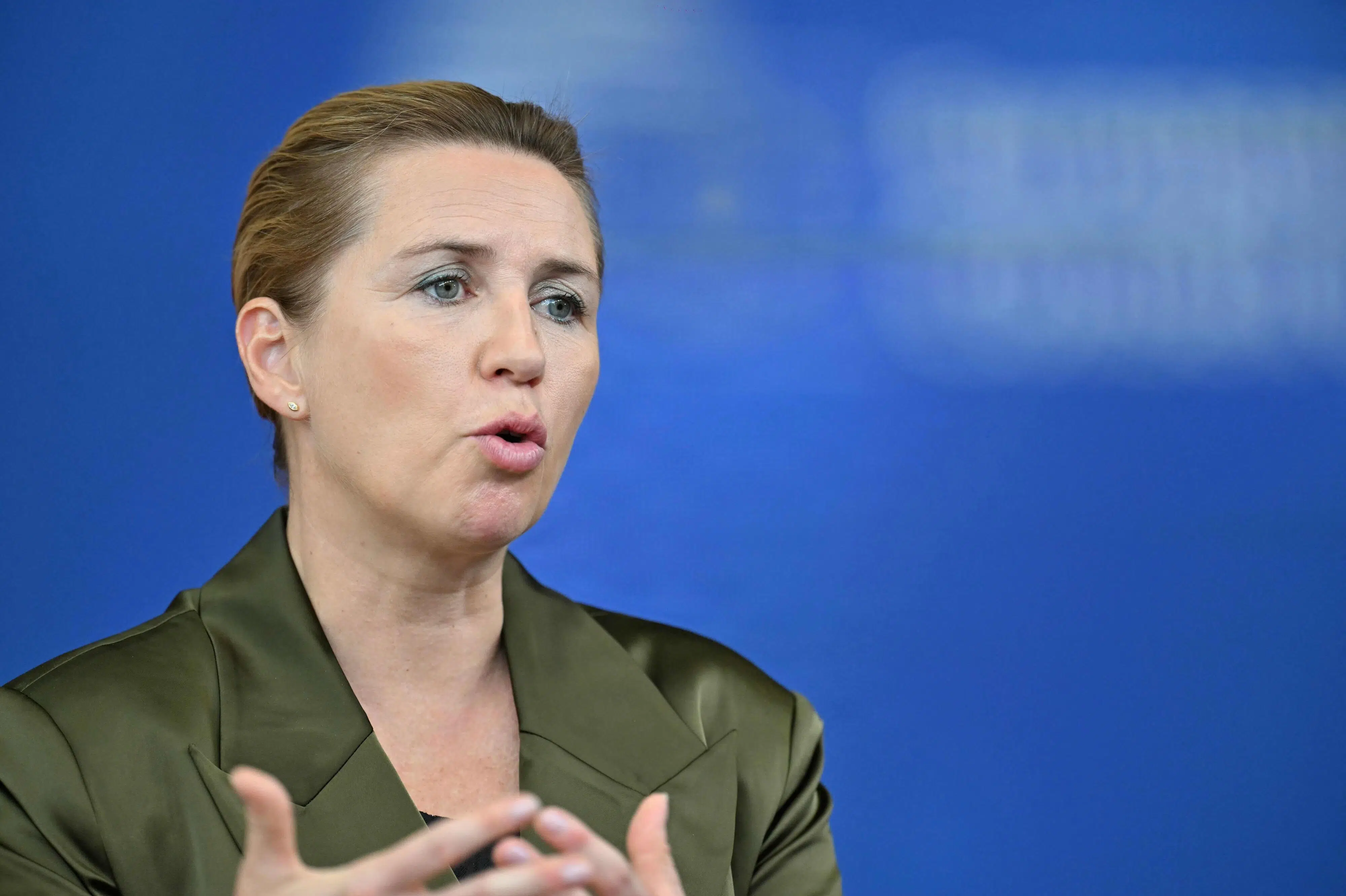 Mette F. vil løfte EU-pegefingeren over for legalisering af migranter