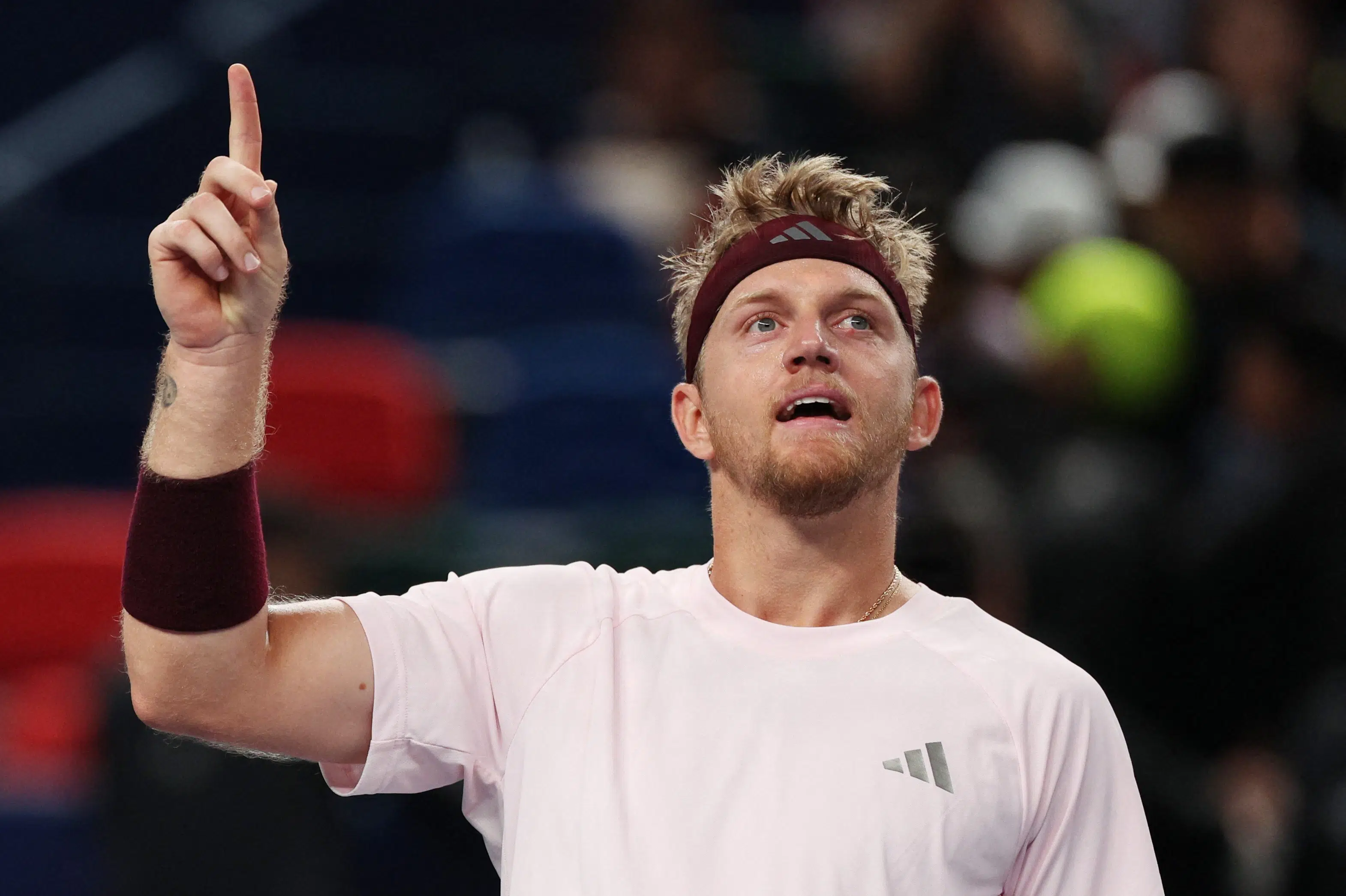 Spansk underdog får has på Zverev og booker finalebillet