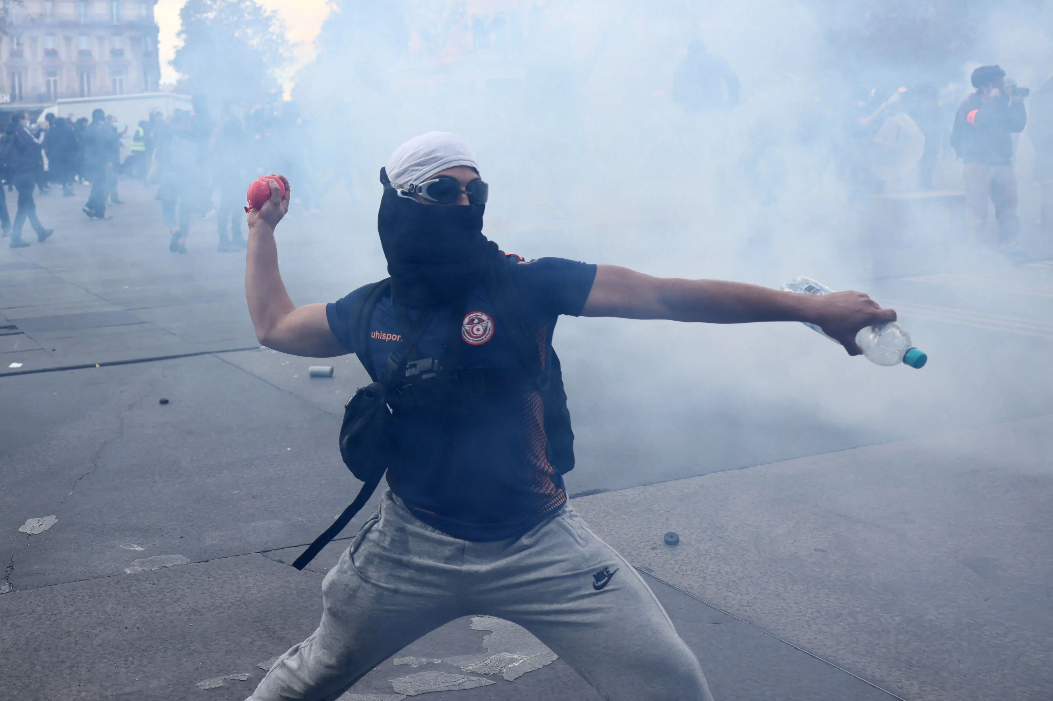 Fransk politi affyrer tåregas mod demonstranter i Paris