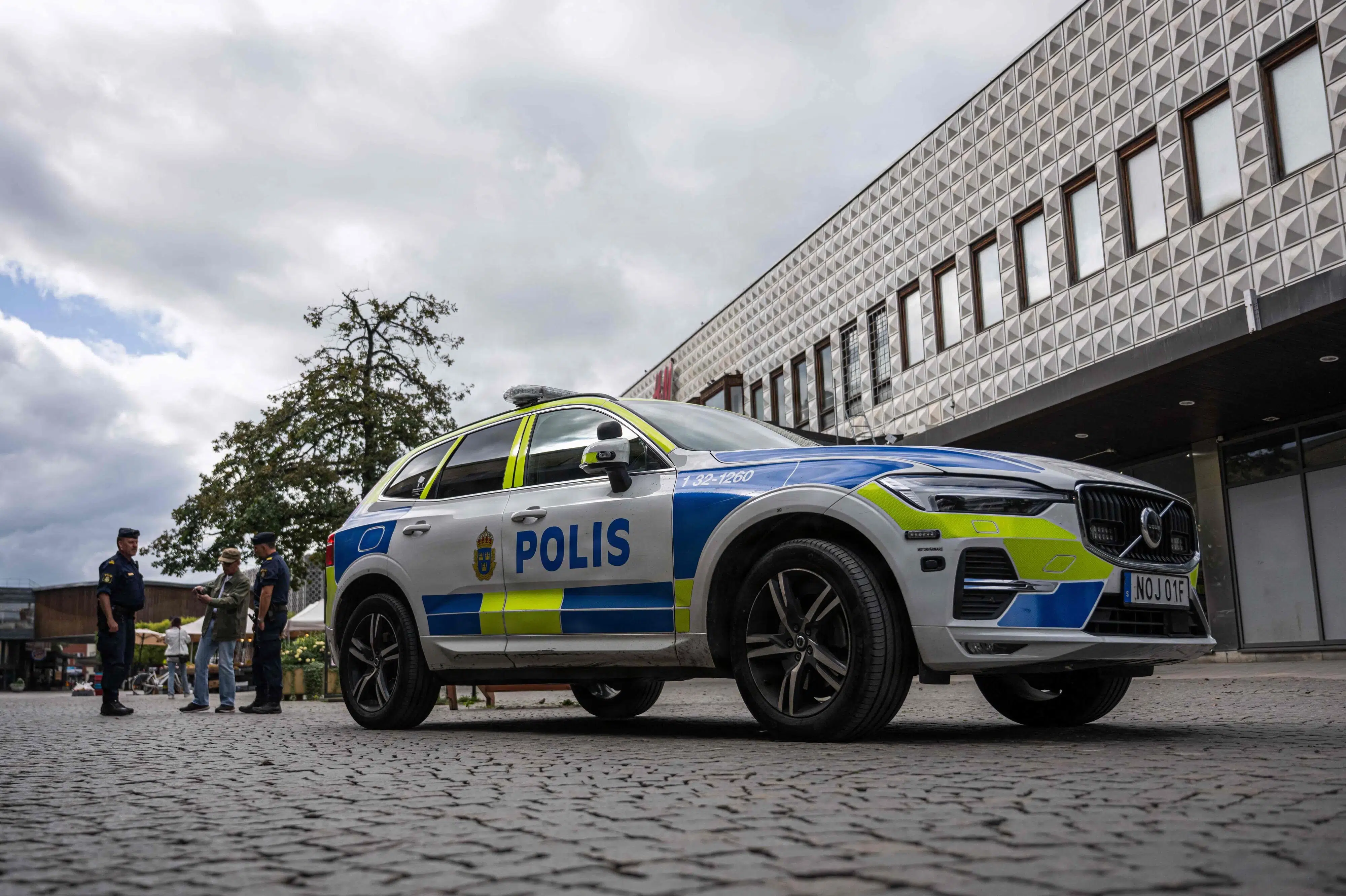 Ung kvinde død efter skyderi i sportshal i Stockholm