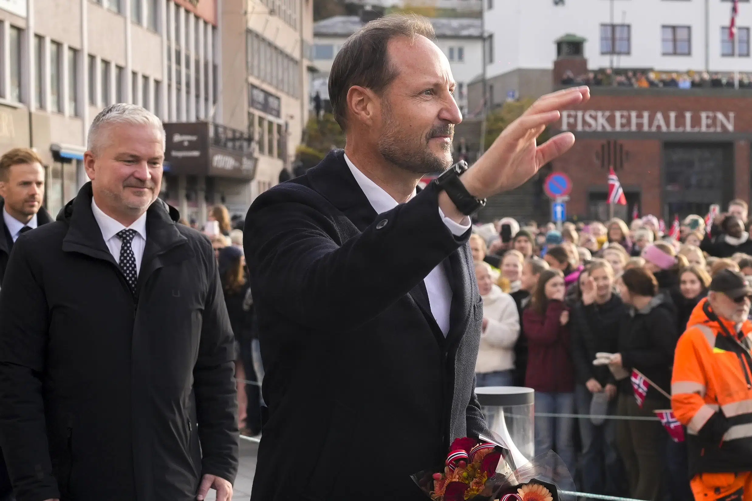 Kong Haakon skal gå med indsamlingsbøsse på norsk ø