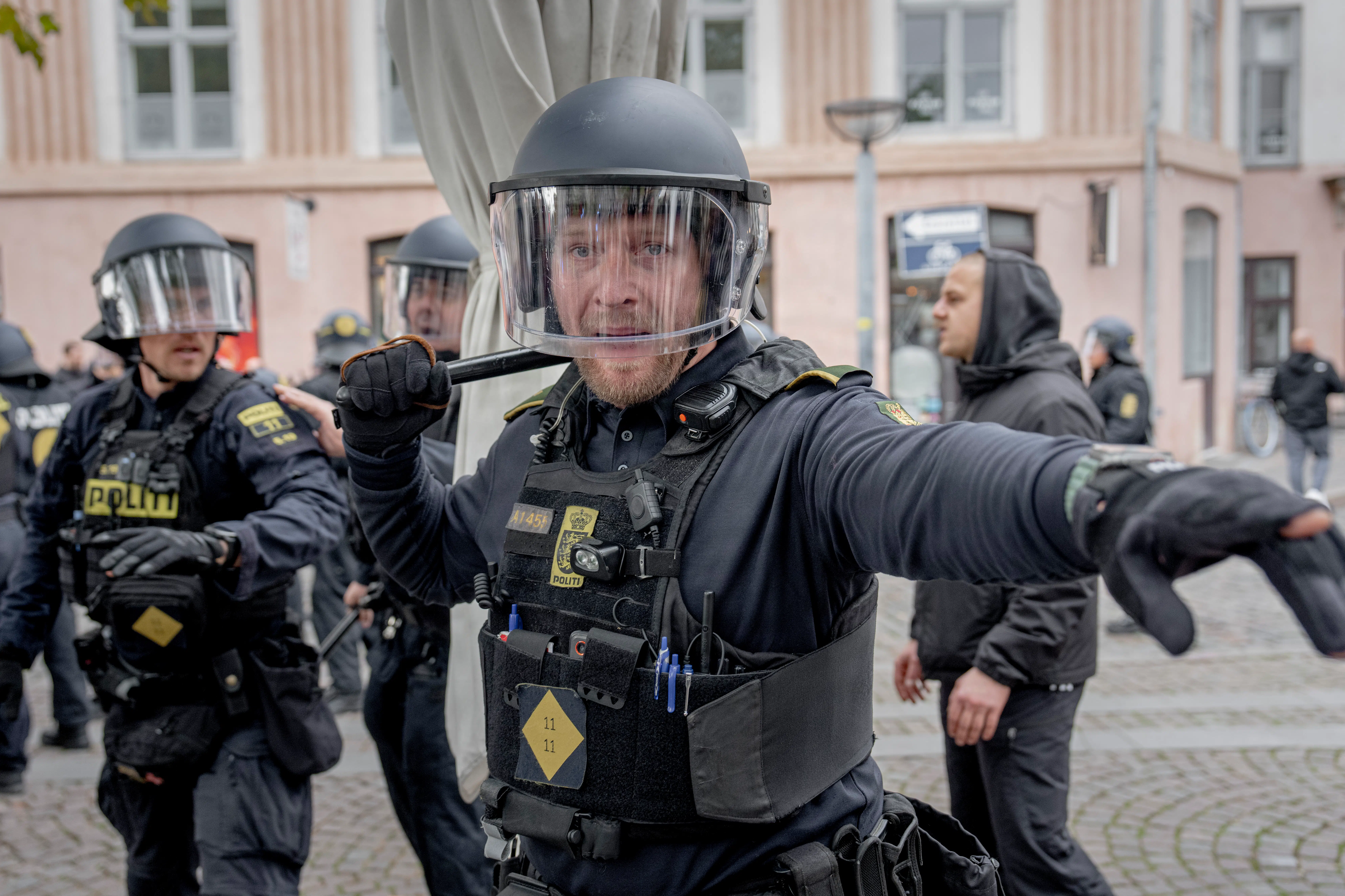 Politiet slog mod fotografer fra Politiken og Ekstra Bladet: »Dybt alvorligt og uacceptabelt«