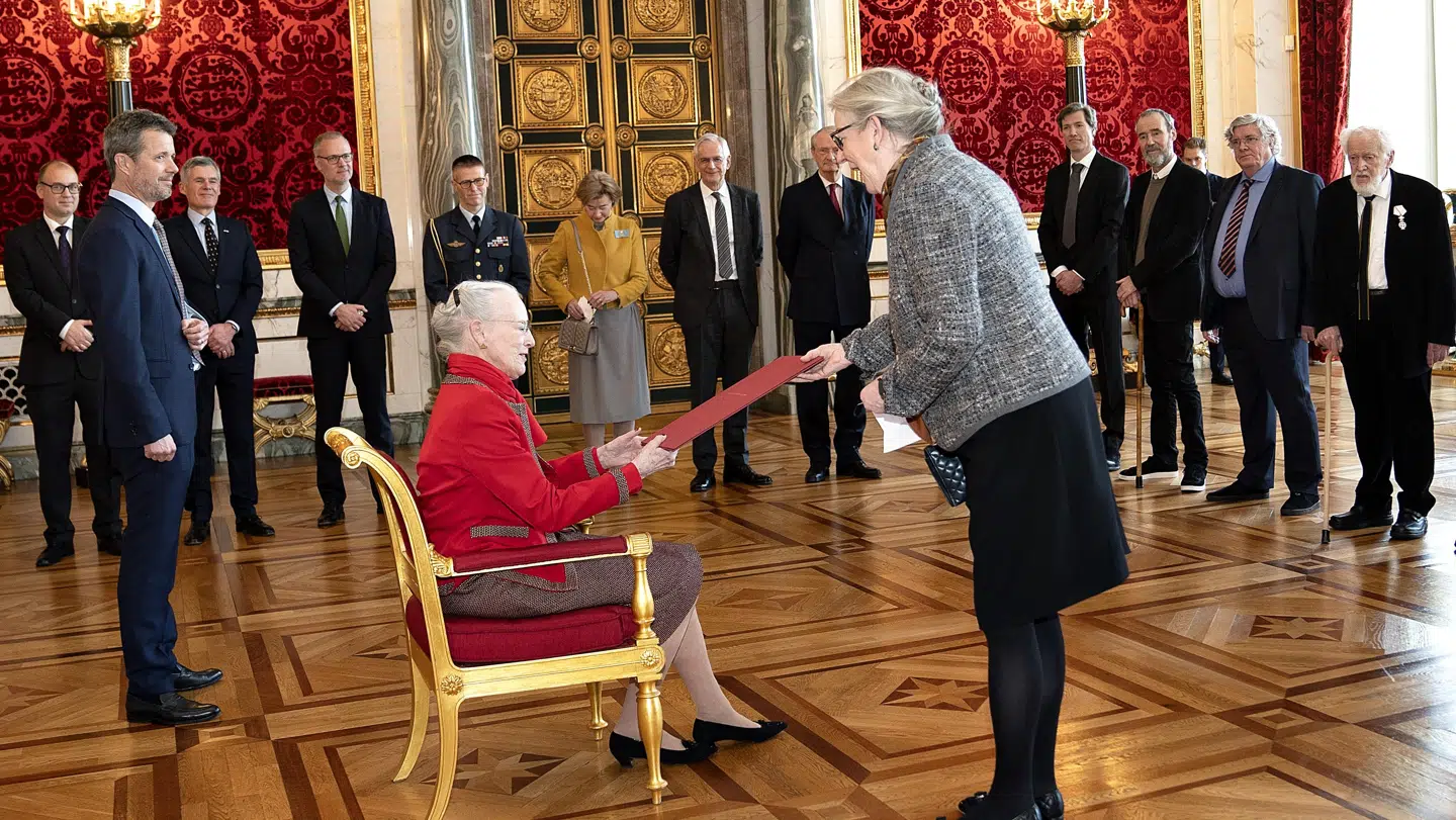 Fredag blev stolene overrakt til Dronningen og Kronprinsen. Repræsentanter fra PP Møbler ses til højre.