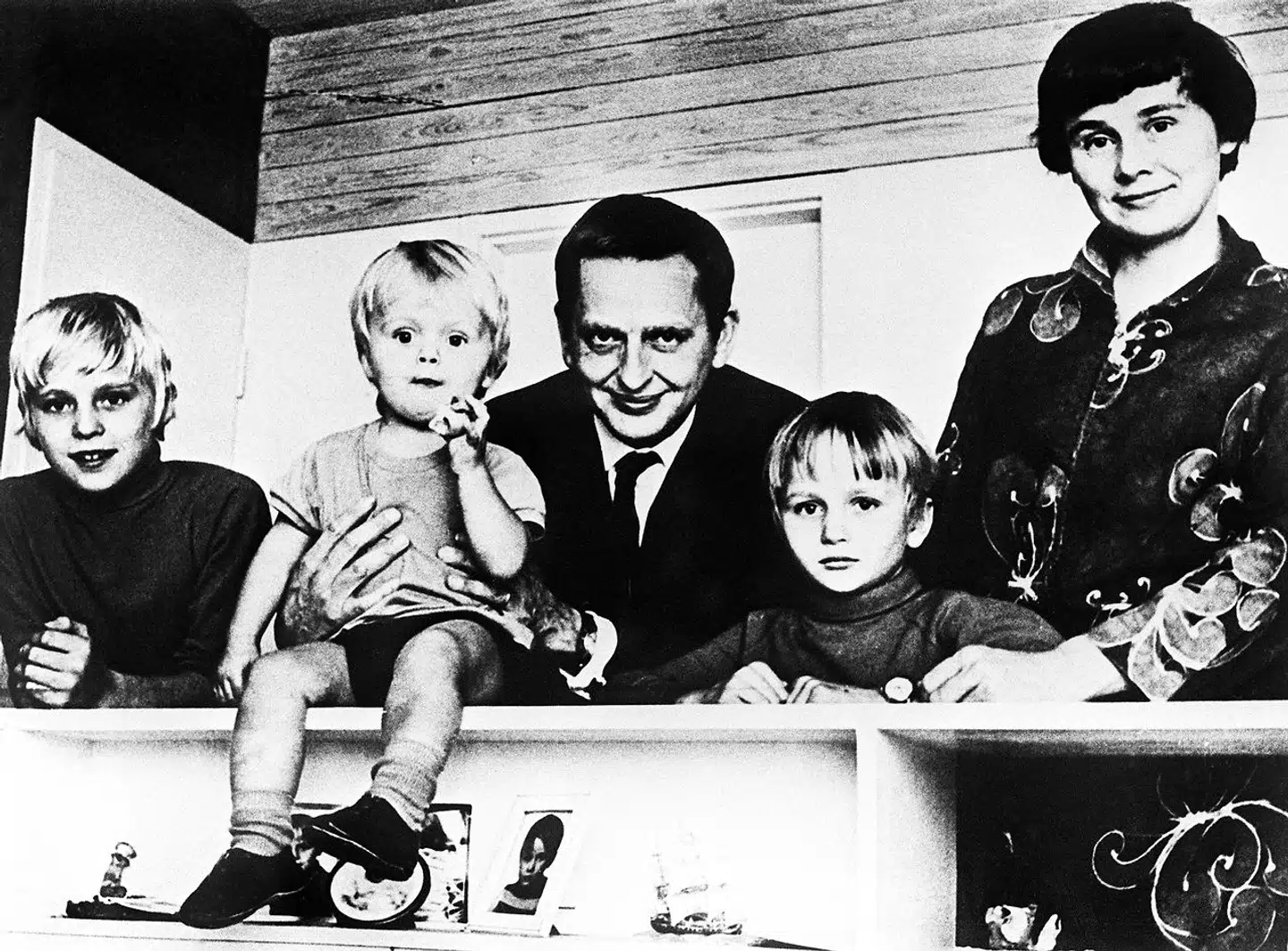 Udateret familiefoto af parret Olof og Lisbeth Palme og deres tre sønner, Mattias, Joakim og Mårten.