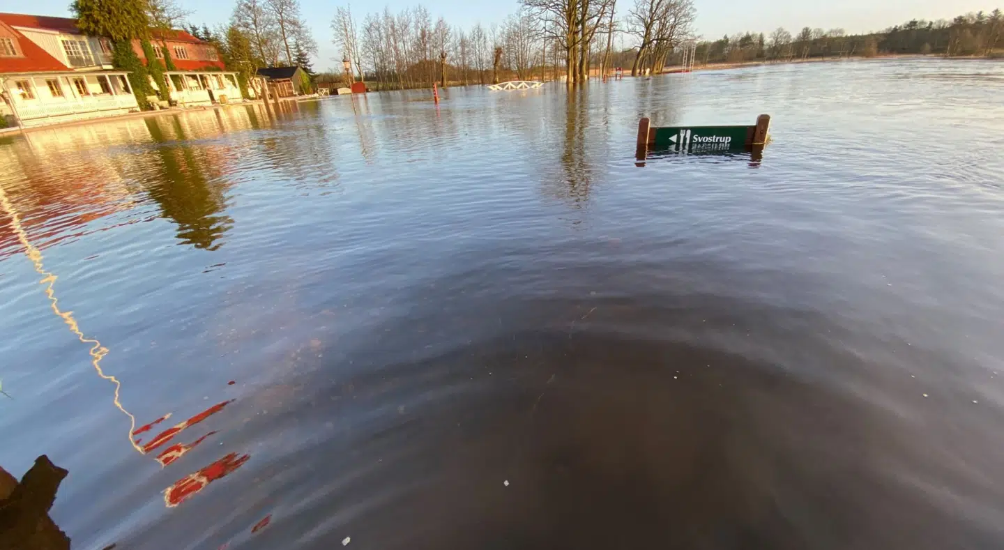 Den historiske kro Svostrup Kro kæmper mod vandmasserne. (Privatfoto: Dragan Sljivic)