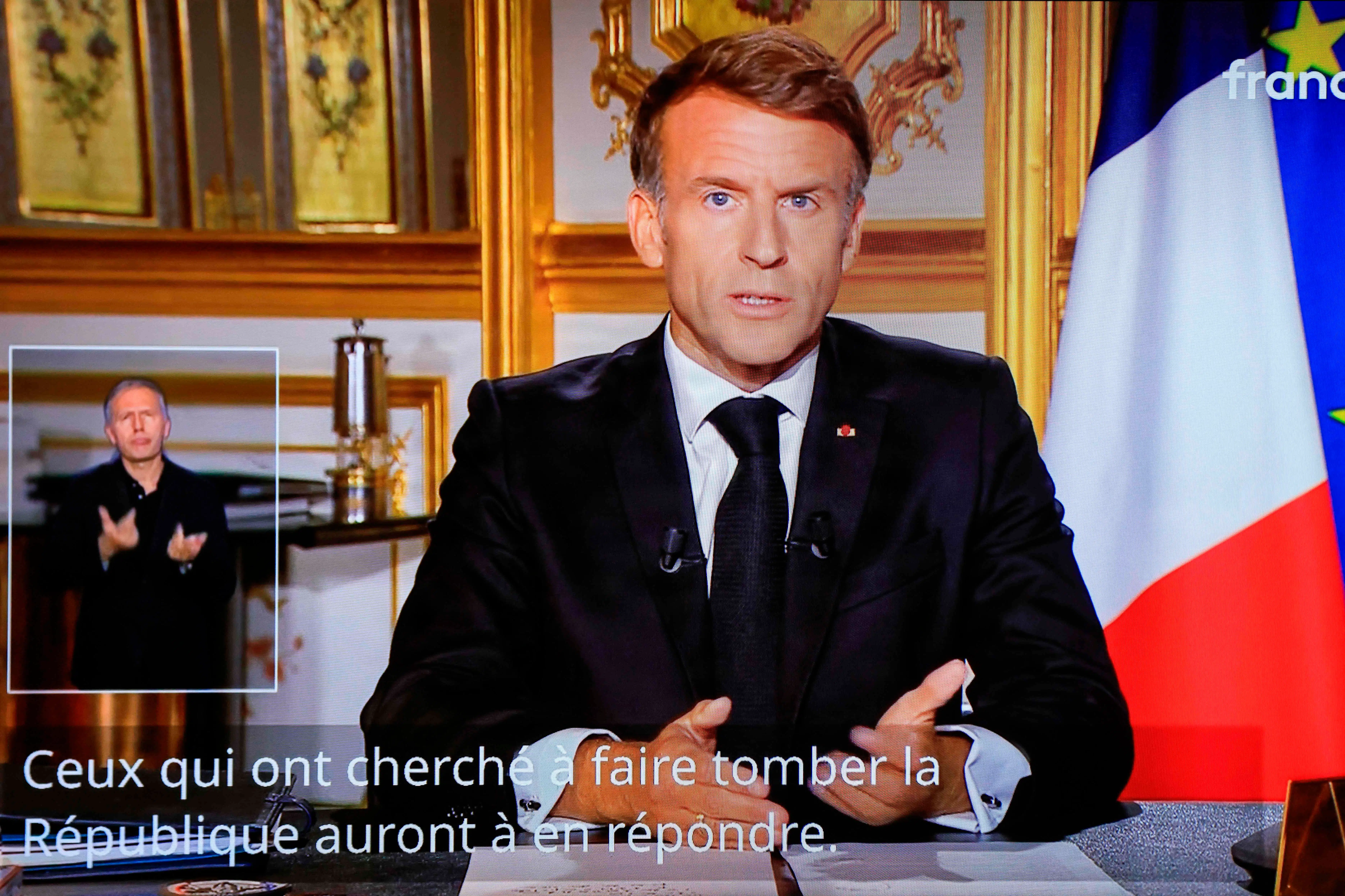 Macron talte, mens Frankrig brændte. Men han sagde ikke det, som alle andre ellers kan se, siger korrespondent