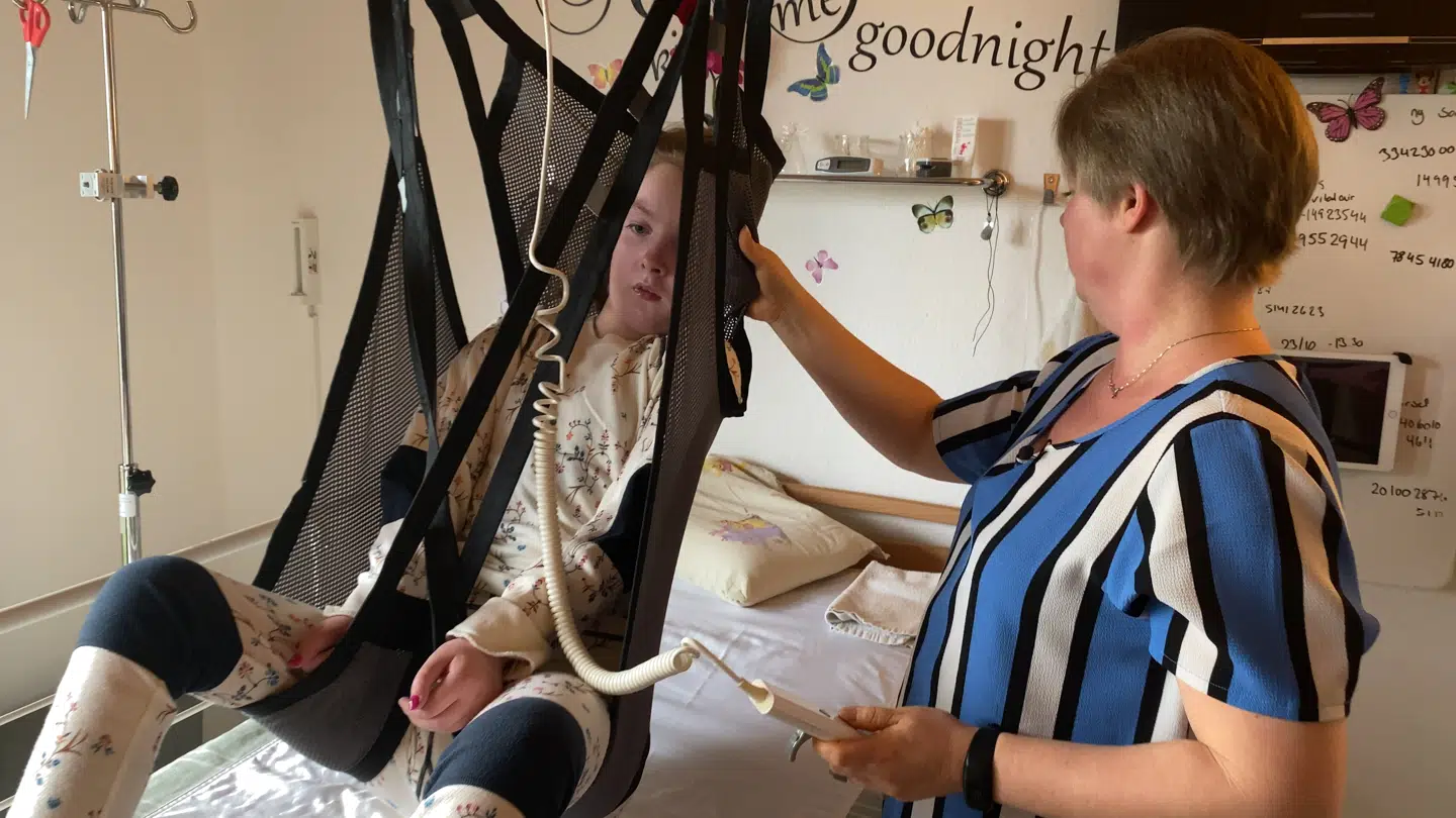 Nina og John Jensen er flyttet i et handicapvenligt hus, hvor store dele er indrettet, så de kan komme rundt med Maya.