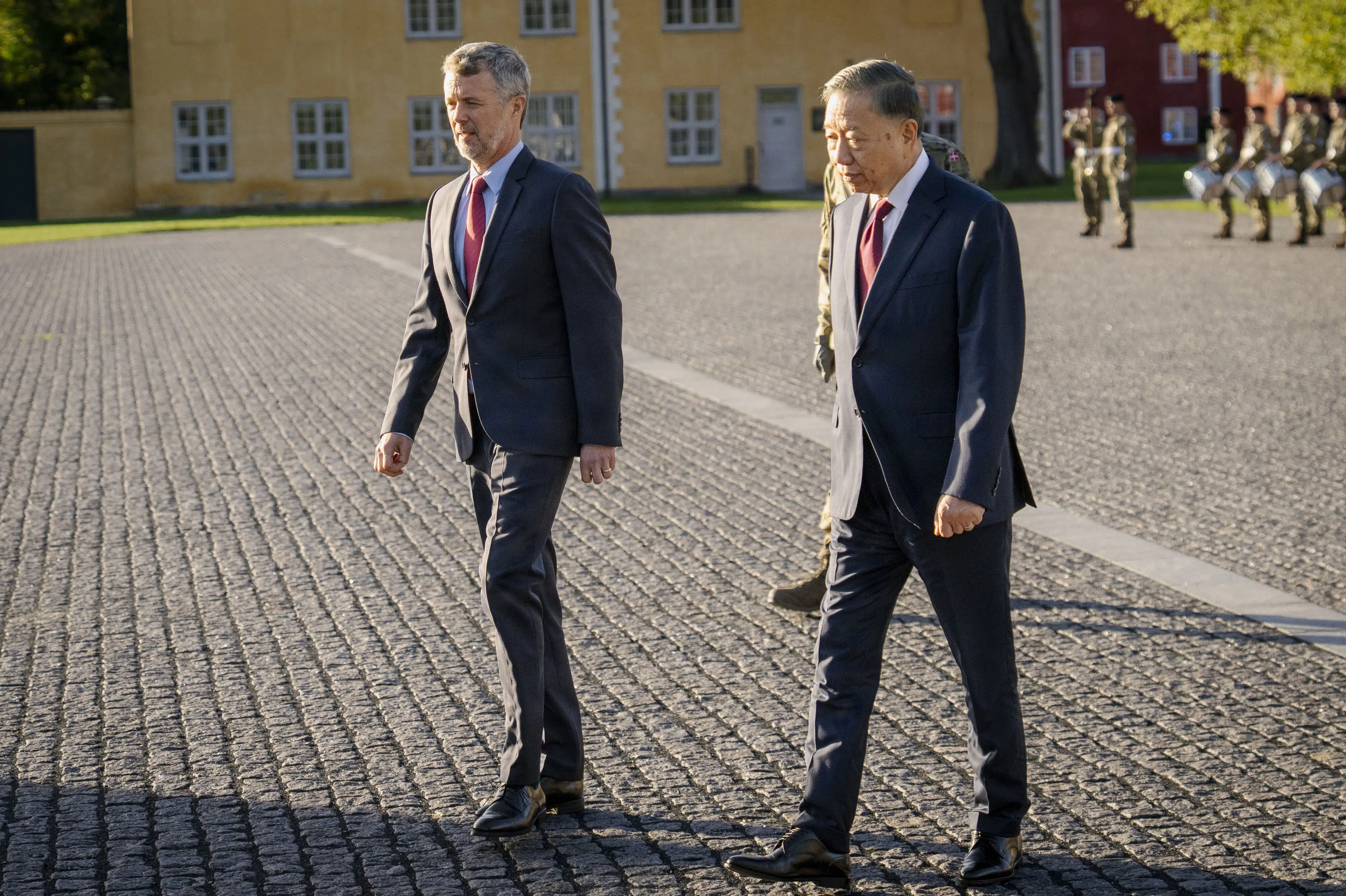 Kongen tildeler Vietnams præsident Elefantordenen som en særlig gestus