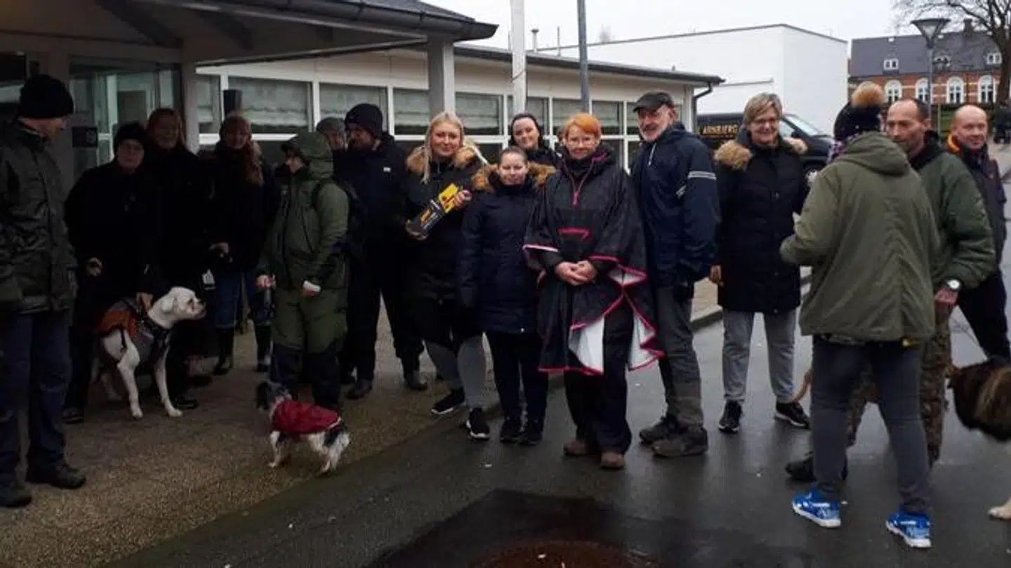 Syd- og Sønderjyllands Politi delte søndag eftermiddag et billede på Twitter af det eftersøgningshold, der leder efter en forsvundet 62-årig mand fra Varde. (Foto: Sydjyllands Politi)