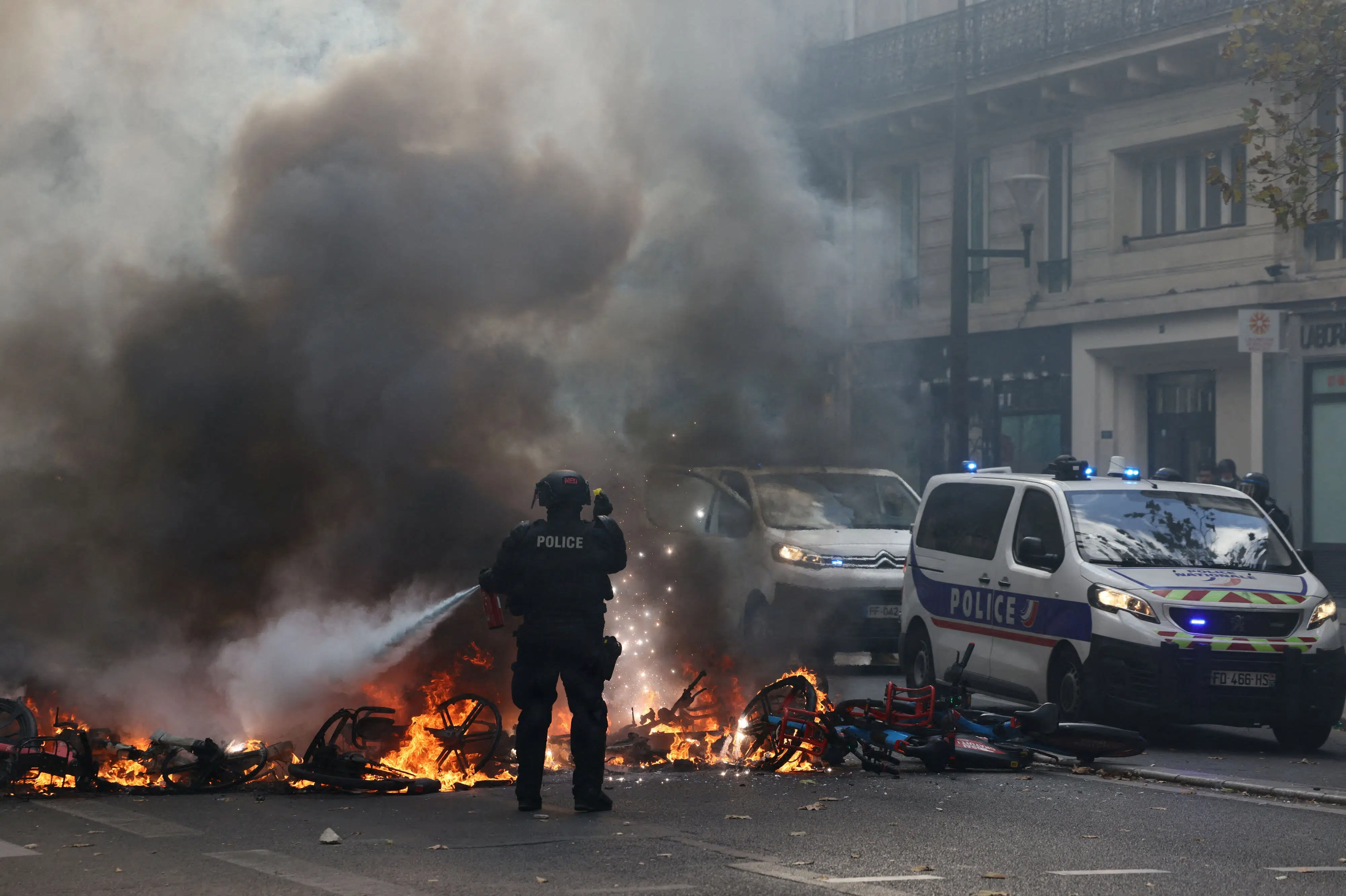 Flere byer i Frankrig indfører udgangsforbud - herunder i dele af Paris