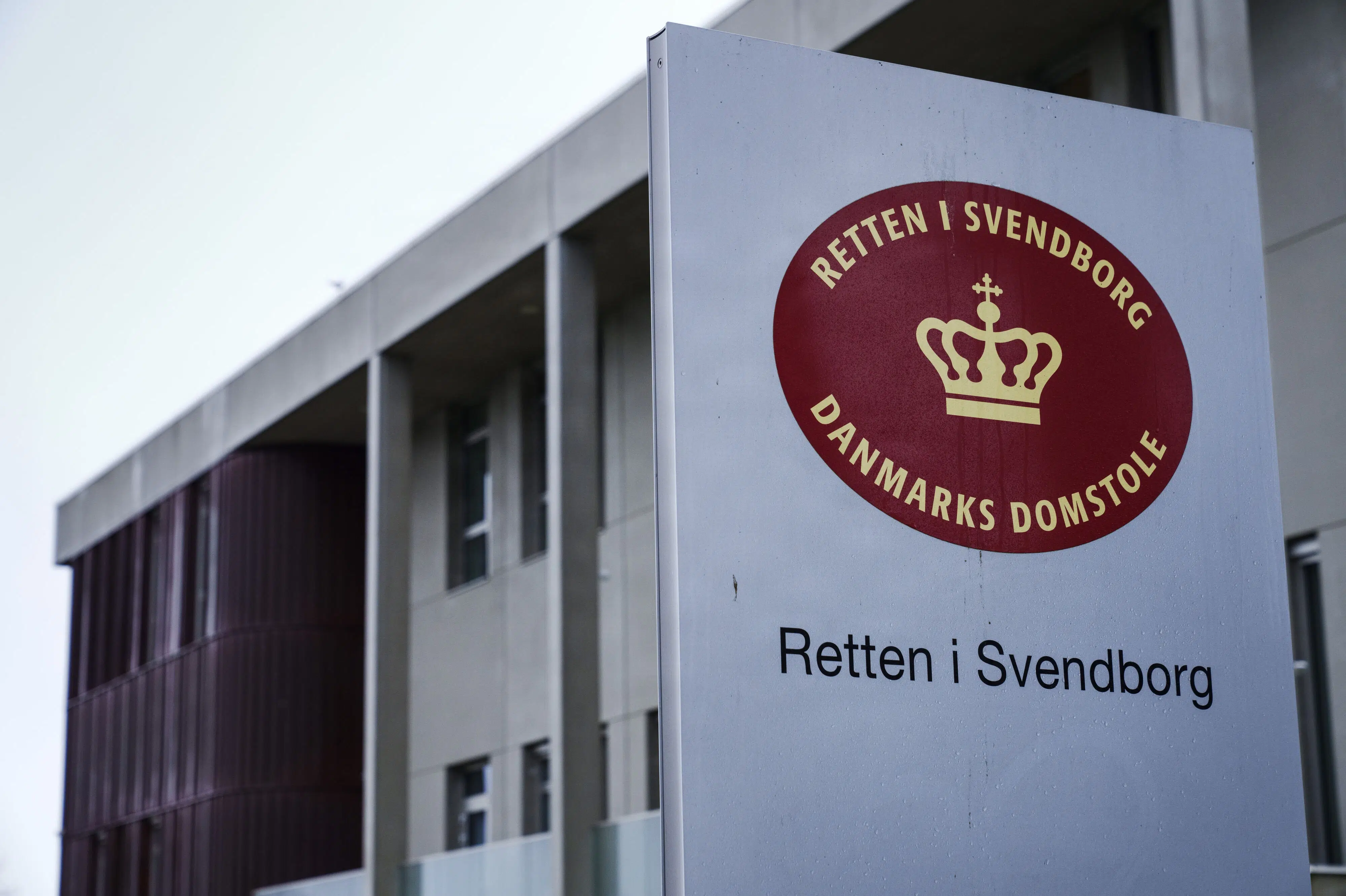 Tiltalt for krænkelser af 68 børn anklages også for brud på dyrevelfærdslov