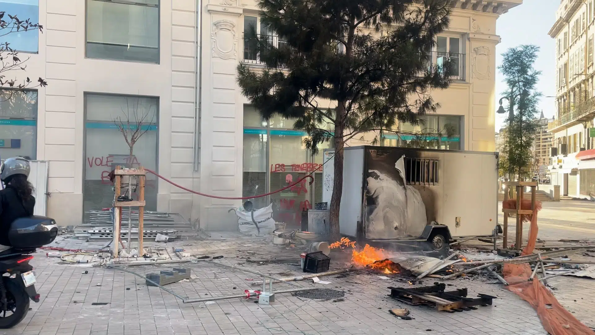 Ud af 34 butikker står kun én tilbage: »Byen var fuldstændig smadret,« siger dansker i Marseille