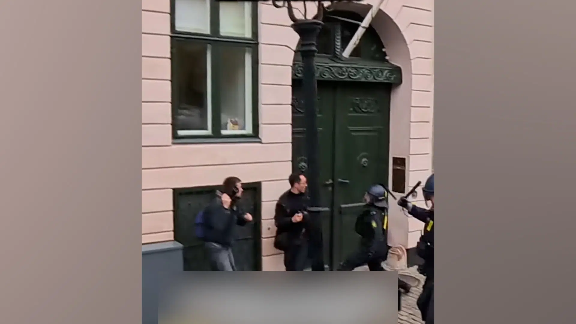 Politifolk slog to fotografer med knipler. Nu bryder deres tillidsmand tavsheden: »Betjentene har fået en unfair behandling«