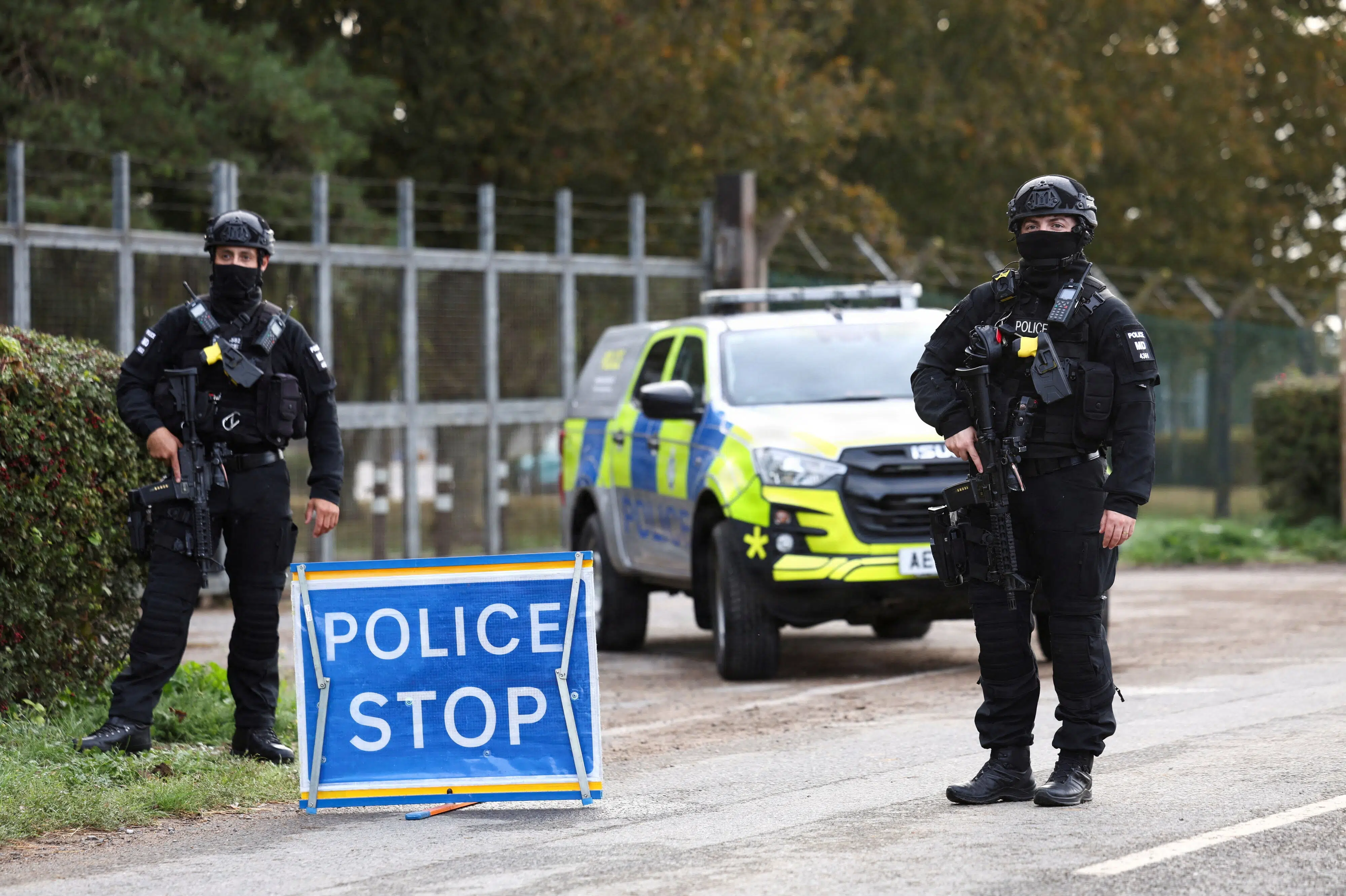 To mænd anholdt igen i sag om hændelse ved britisk militærbase
