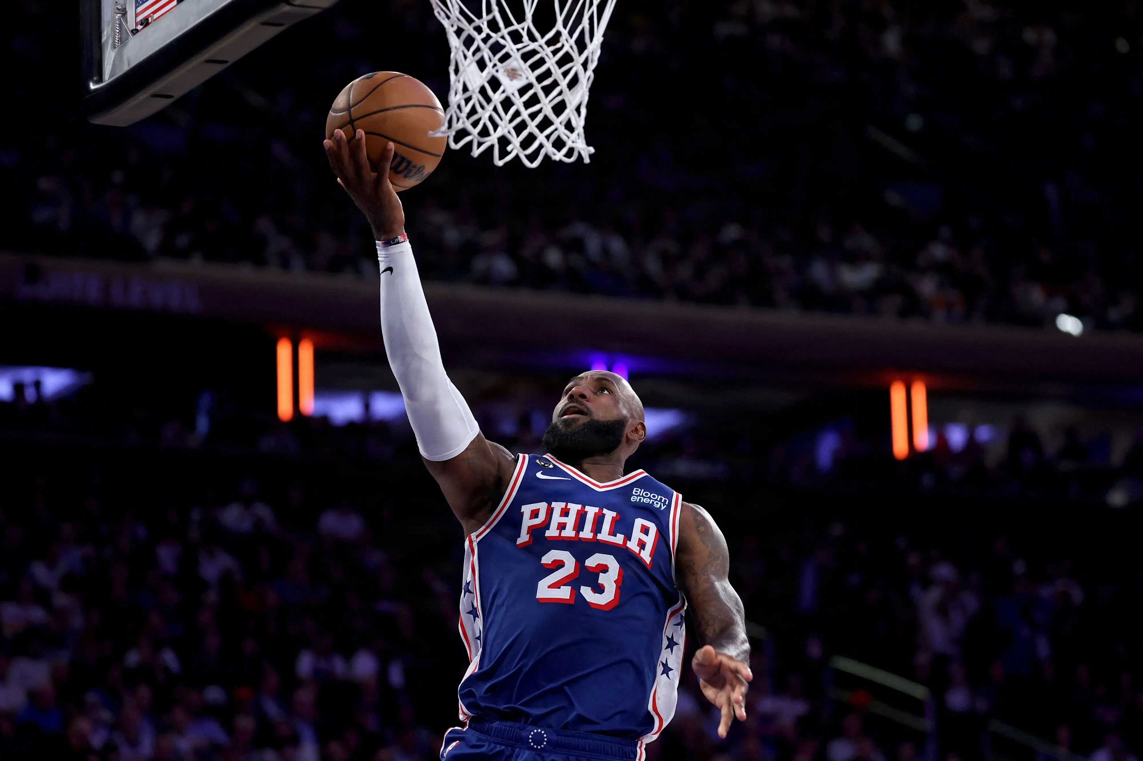 Philadelphia slår NBA-mestre i drømmedebut for LeBron James
