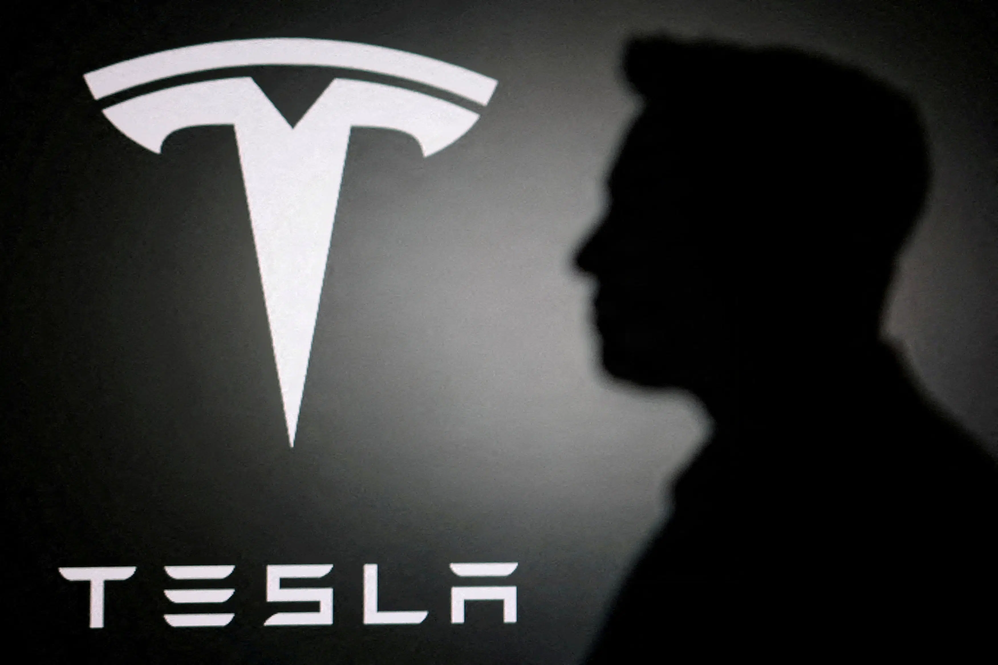 Tesla trodser forventningerne - aktien stiger