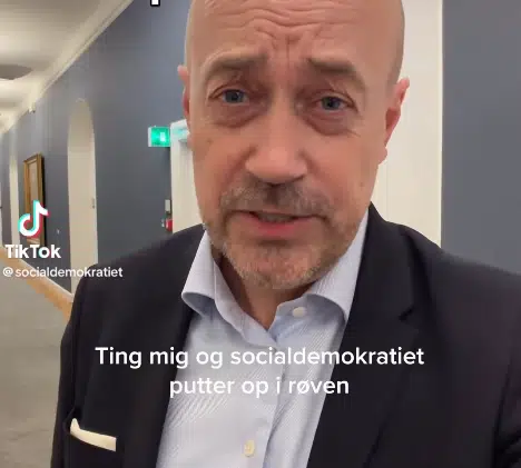 Socialdemokratiet kritiserer TikTok-fordummelse med den ene hånd – og poster numsevits med den anden