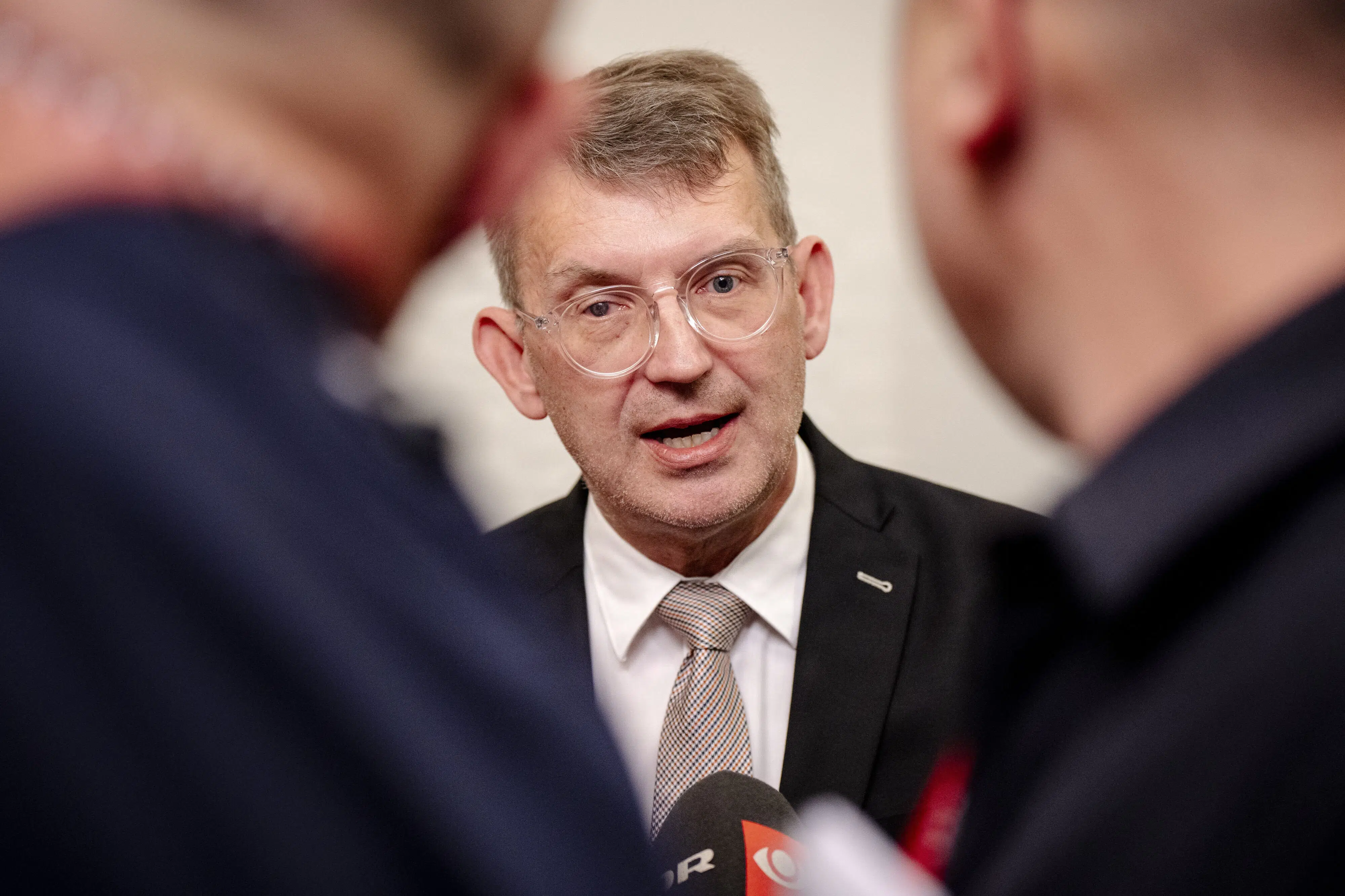 Kolleger langer ud efter løsgænger for at mødes med russisk ambassadør