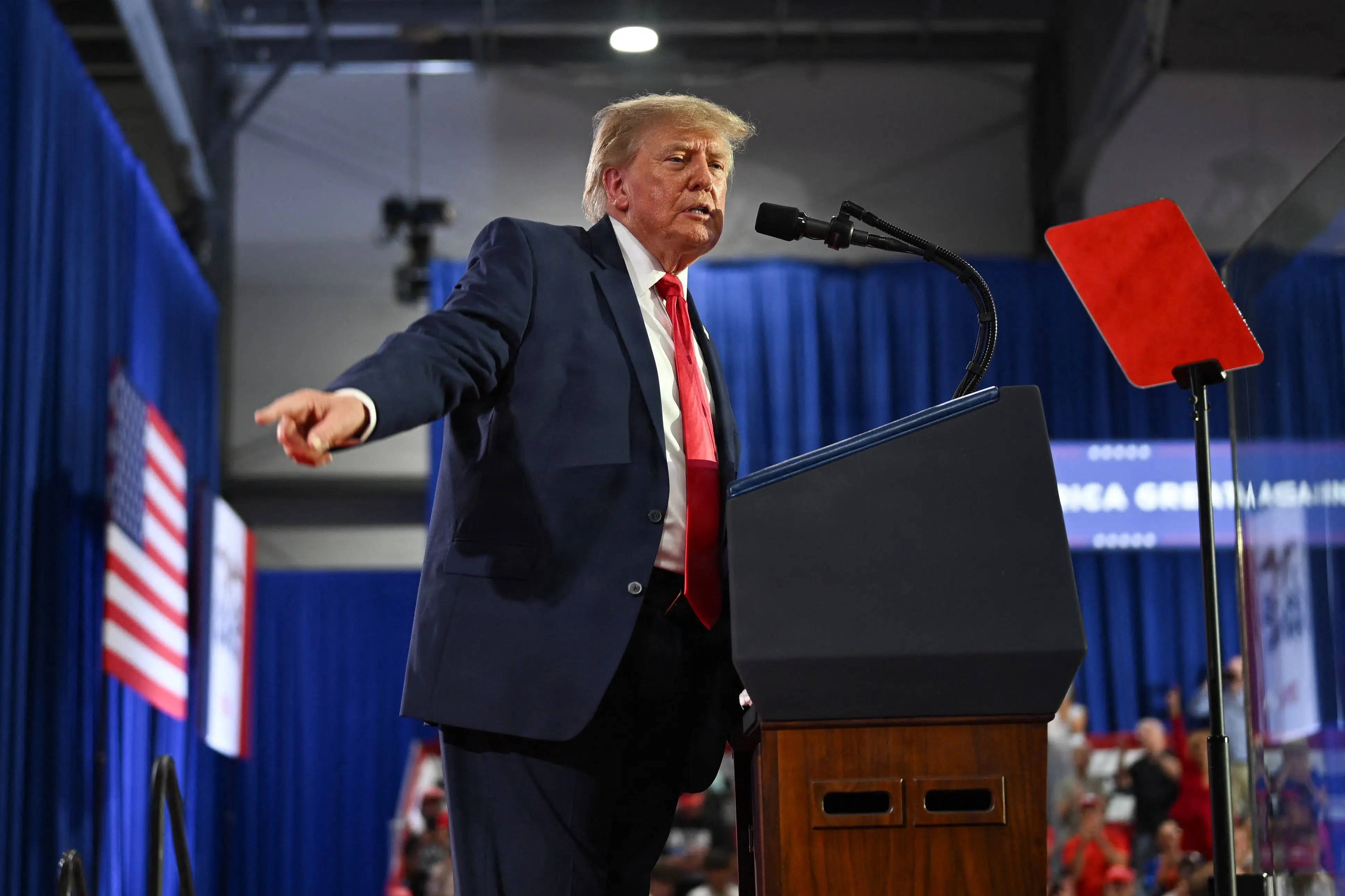 Trump vil bekæmpe påstået trussel fra udenlandske vindmøller