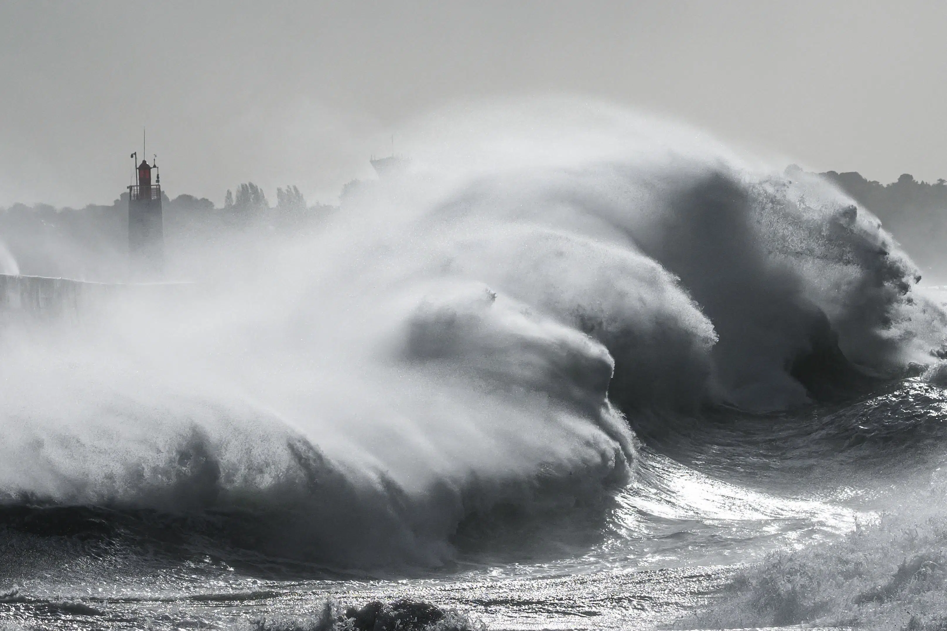 Storm efterlader sårede og tusinder uden strøm i flere lande