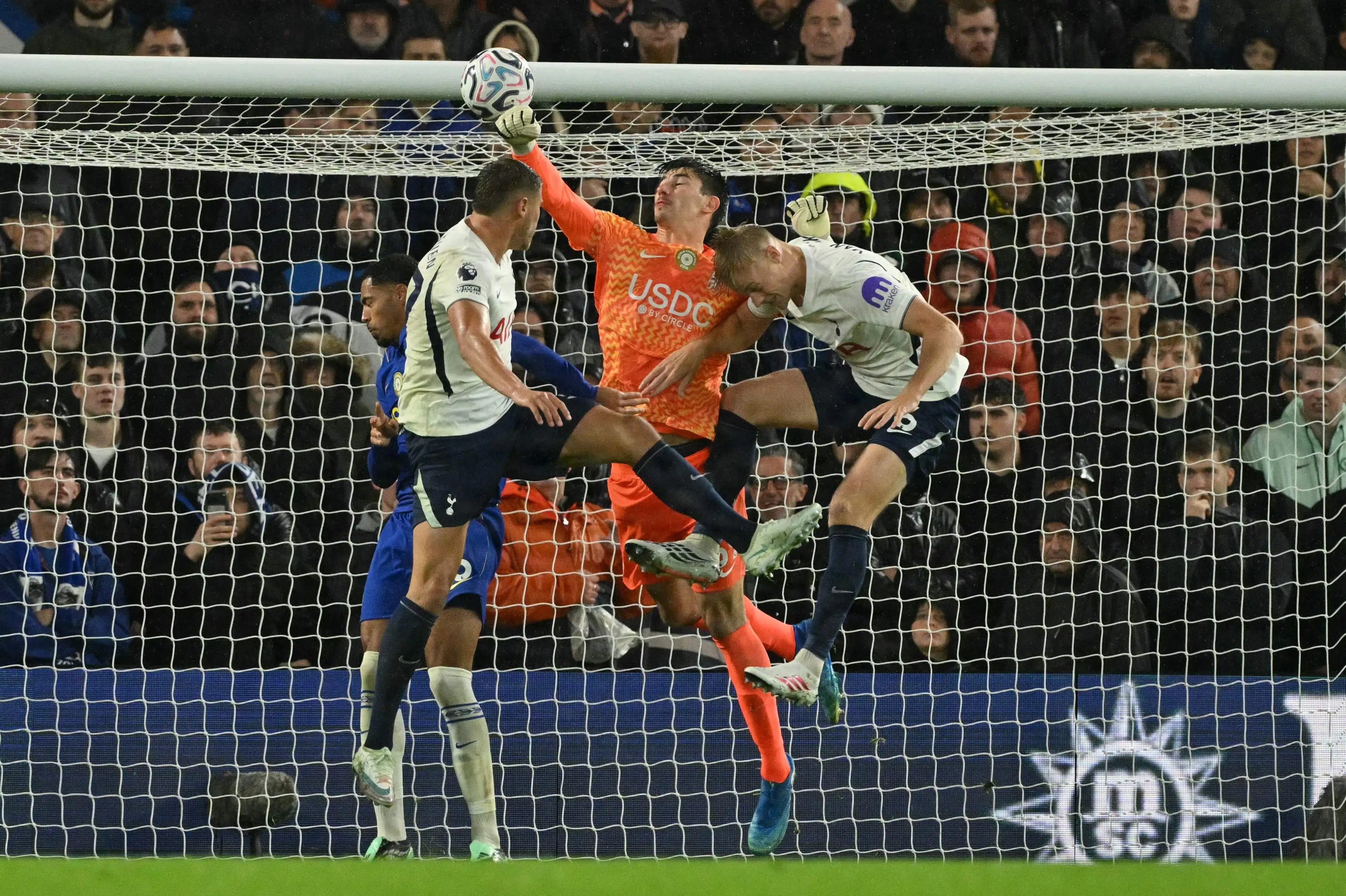 Tottenham bryder Chelsea-kompleks efter keeperbrøler