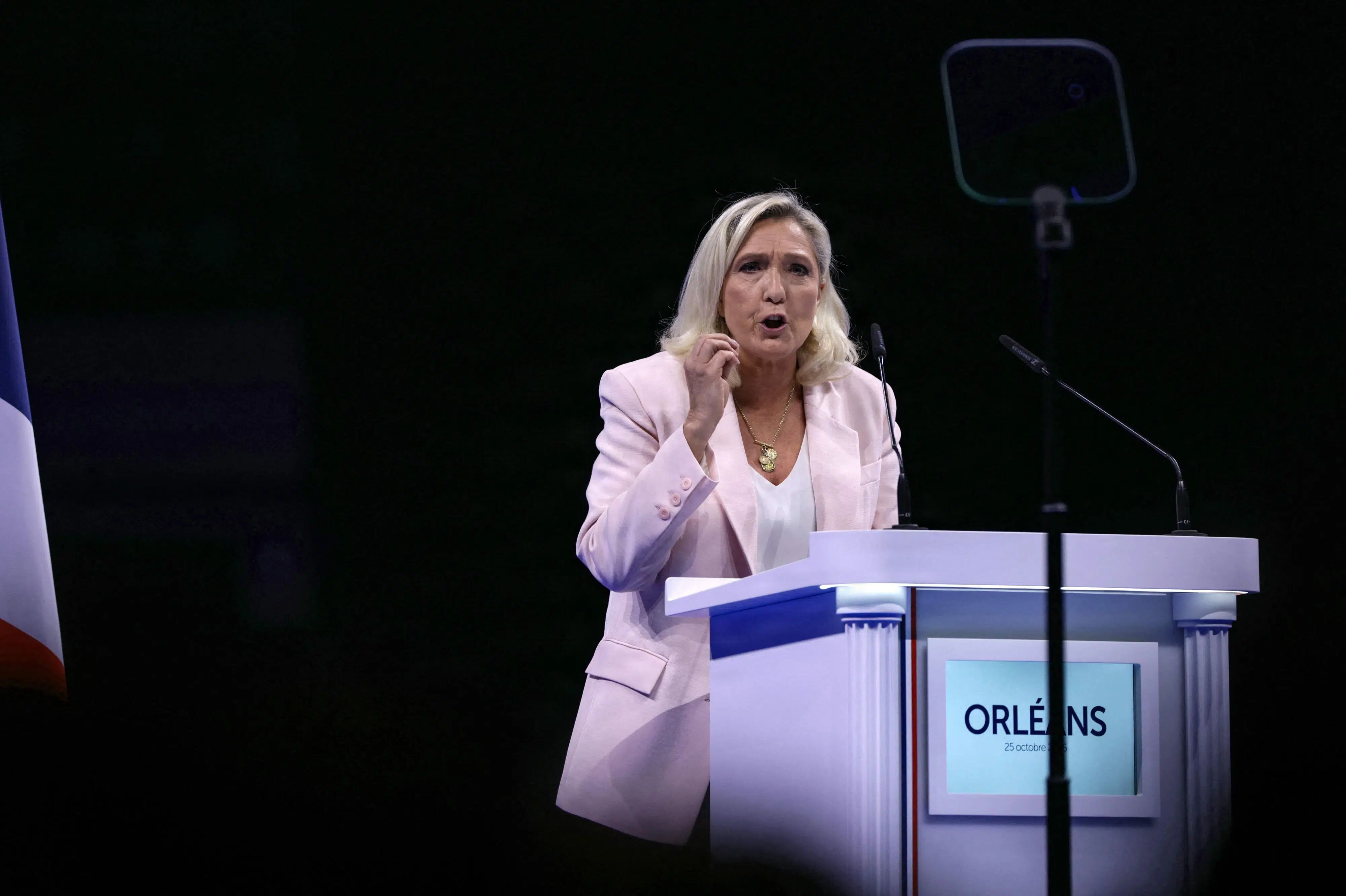 Le Pen lover at genoprette lov og orden i Frankrig