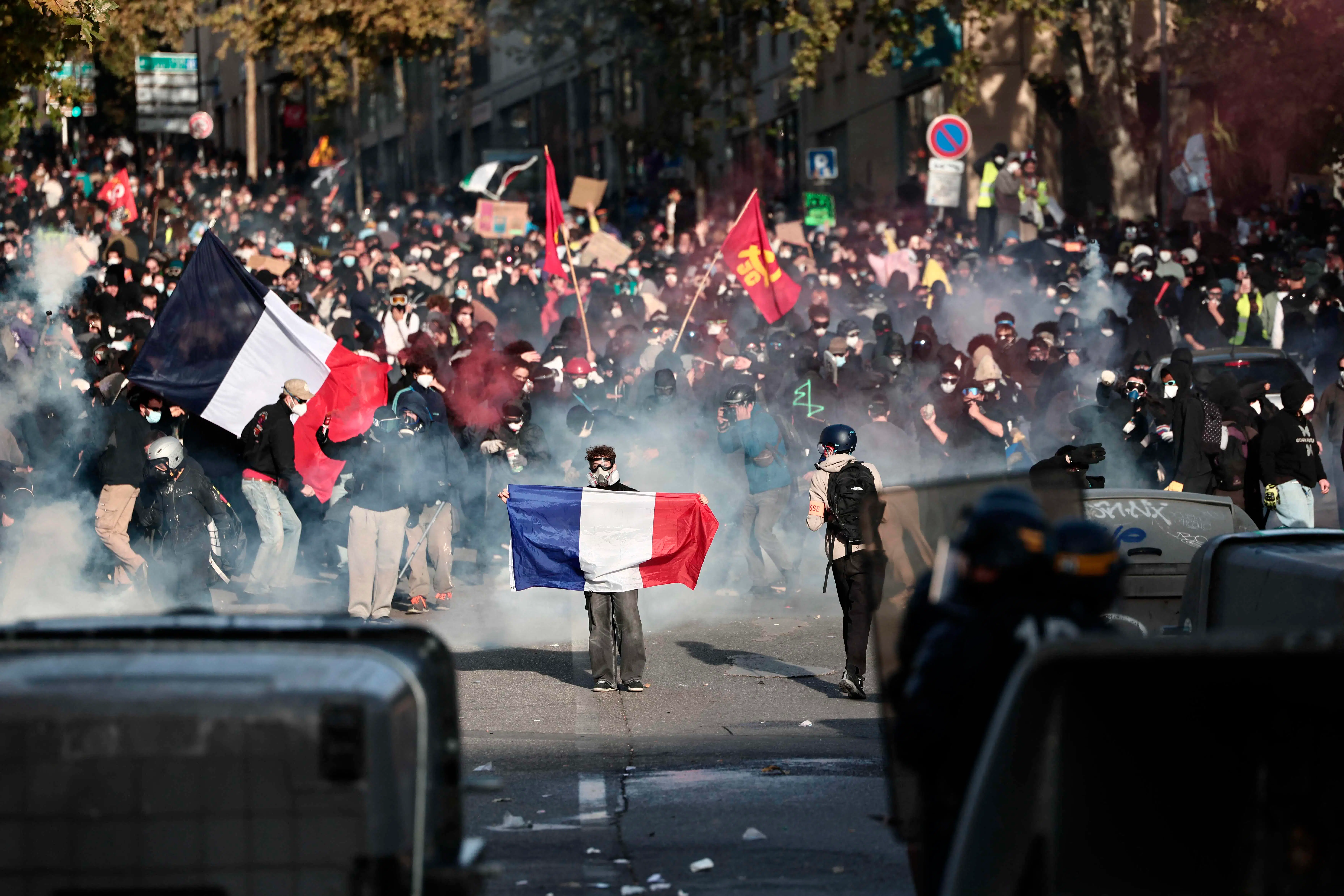 Tusinder gik på gaden for at trodse både volden og Macron. Så lød råbet om, at »alle hader politiet«