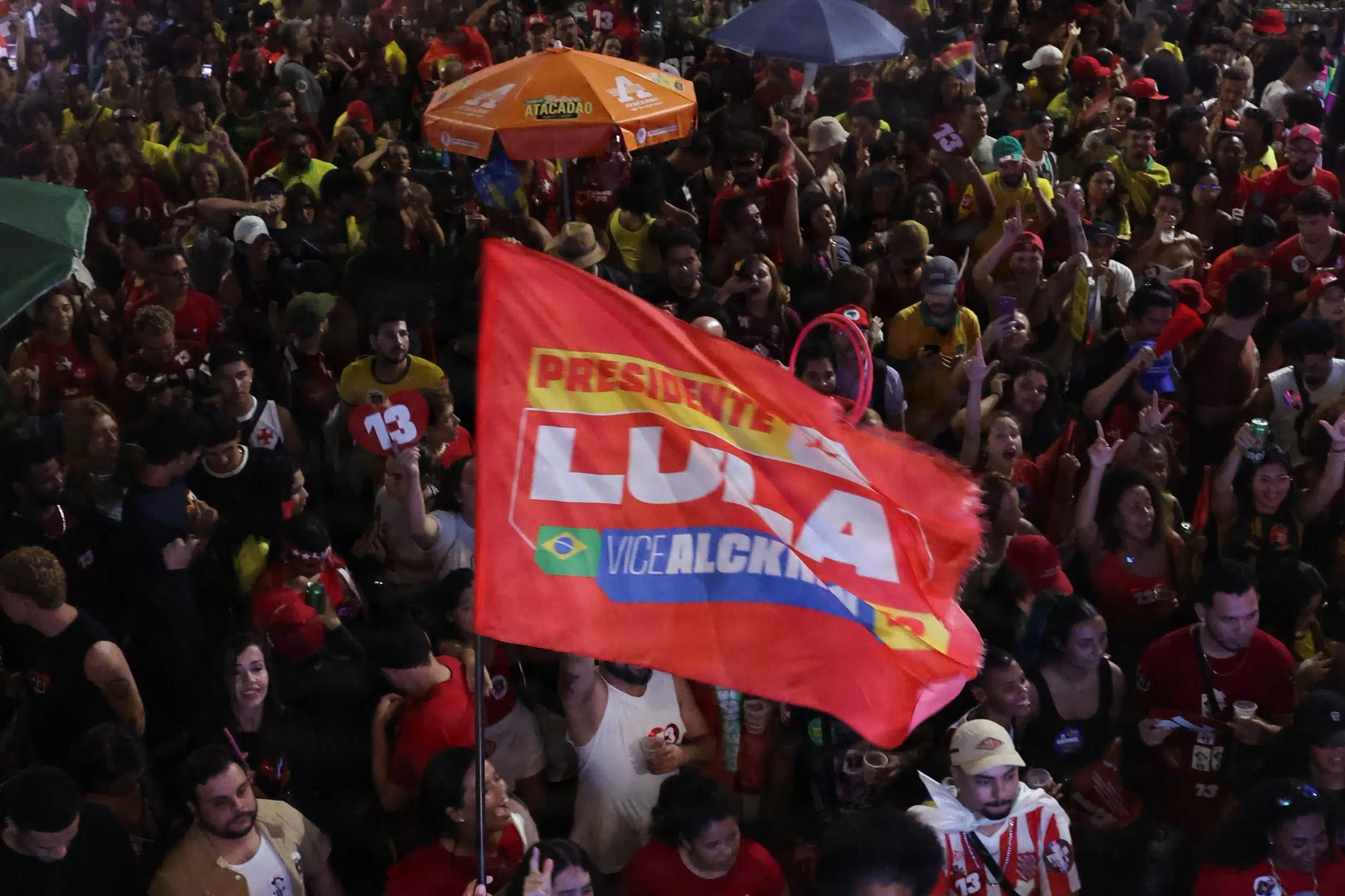 Lula fører snævert over Bolsonaro i gyseroptælling i Brasilien
