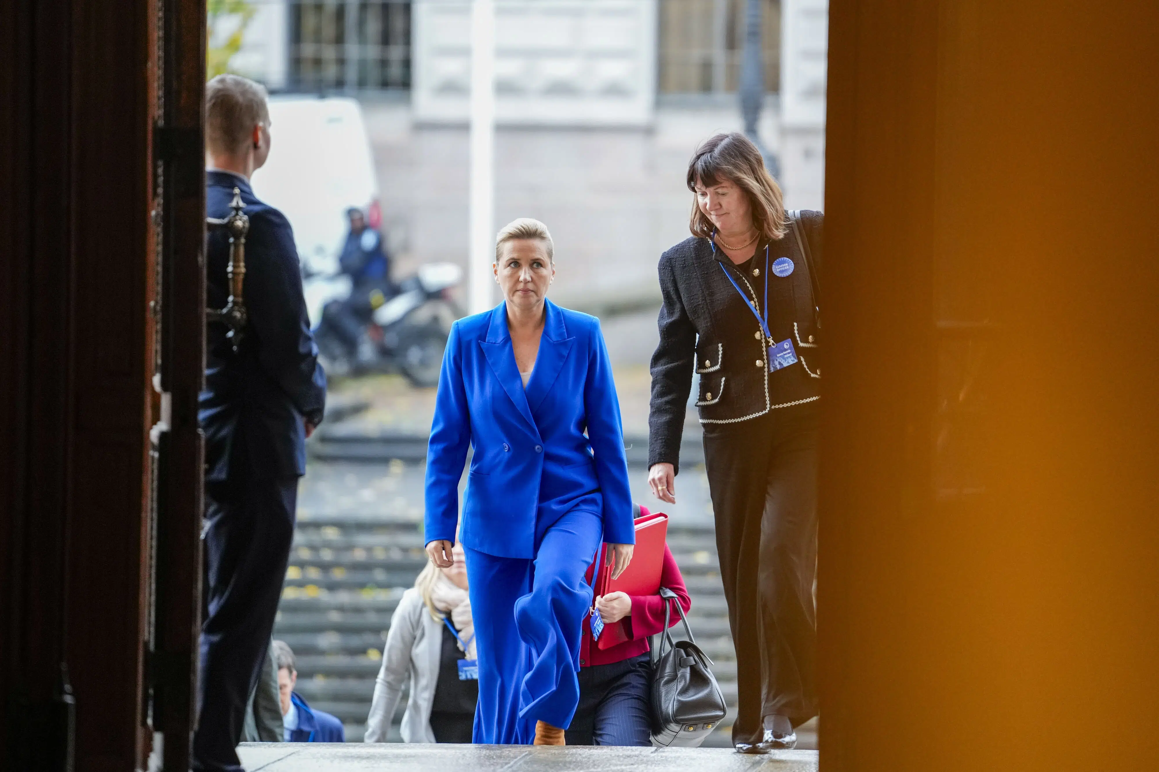 Mette Frederiksen kritiserer finsk og norsk kontakt med Putin