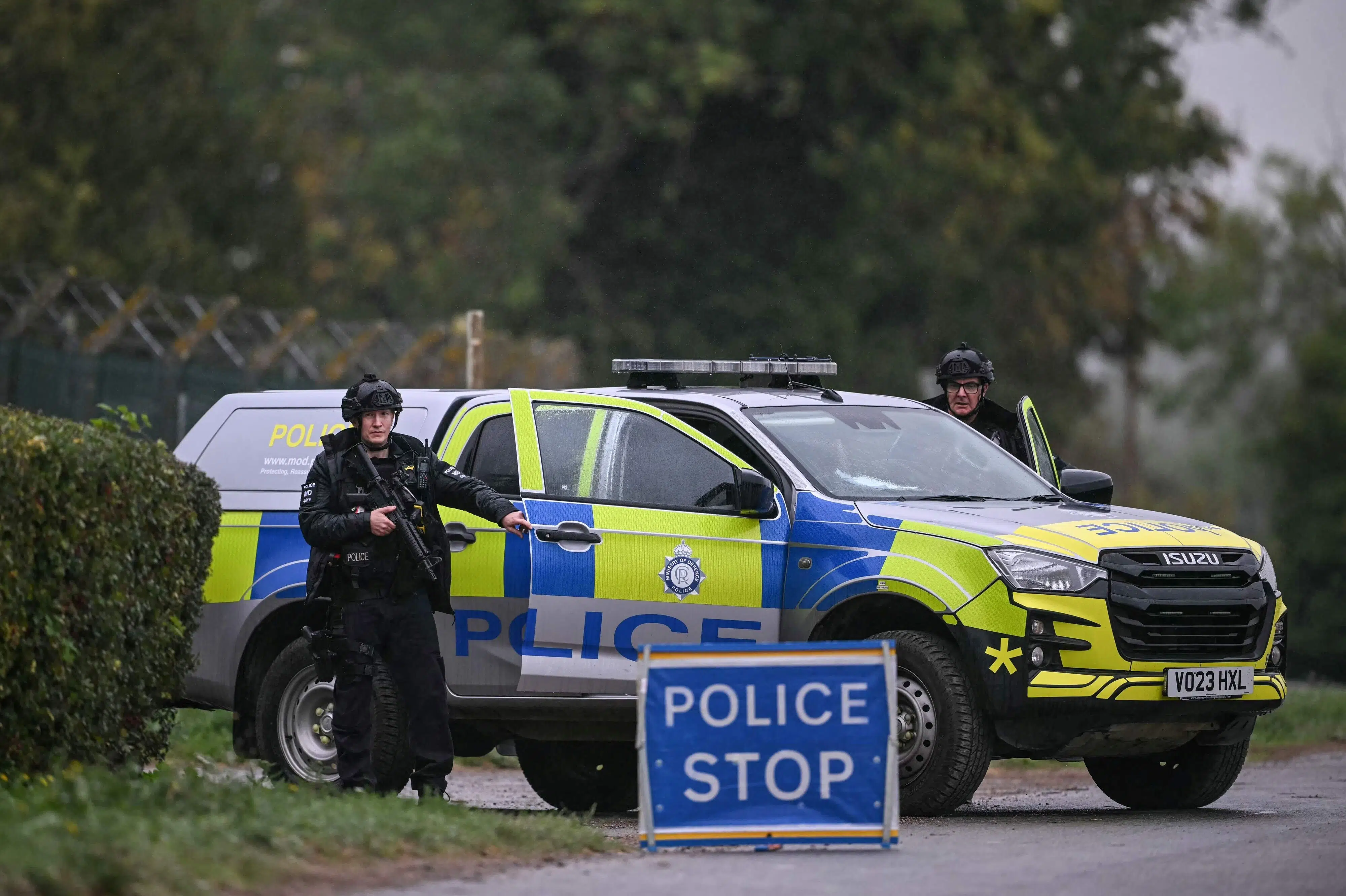 Britiske anklagere rejser tiltale mod to mænd efter basehændelse