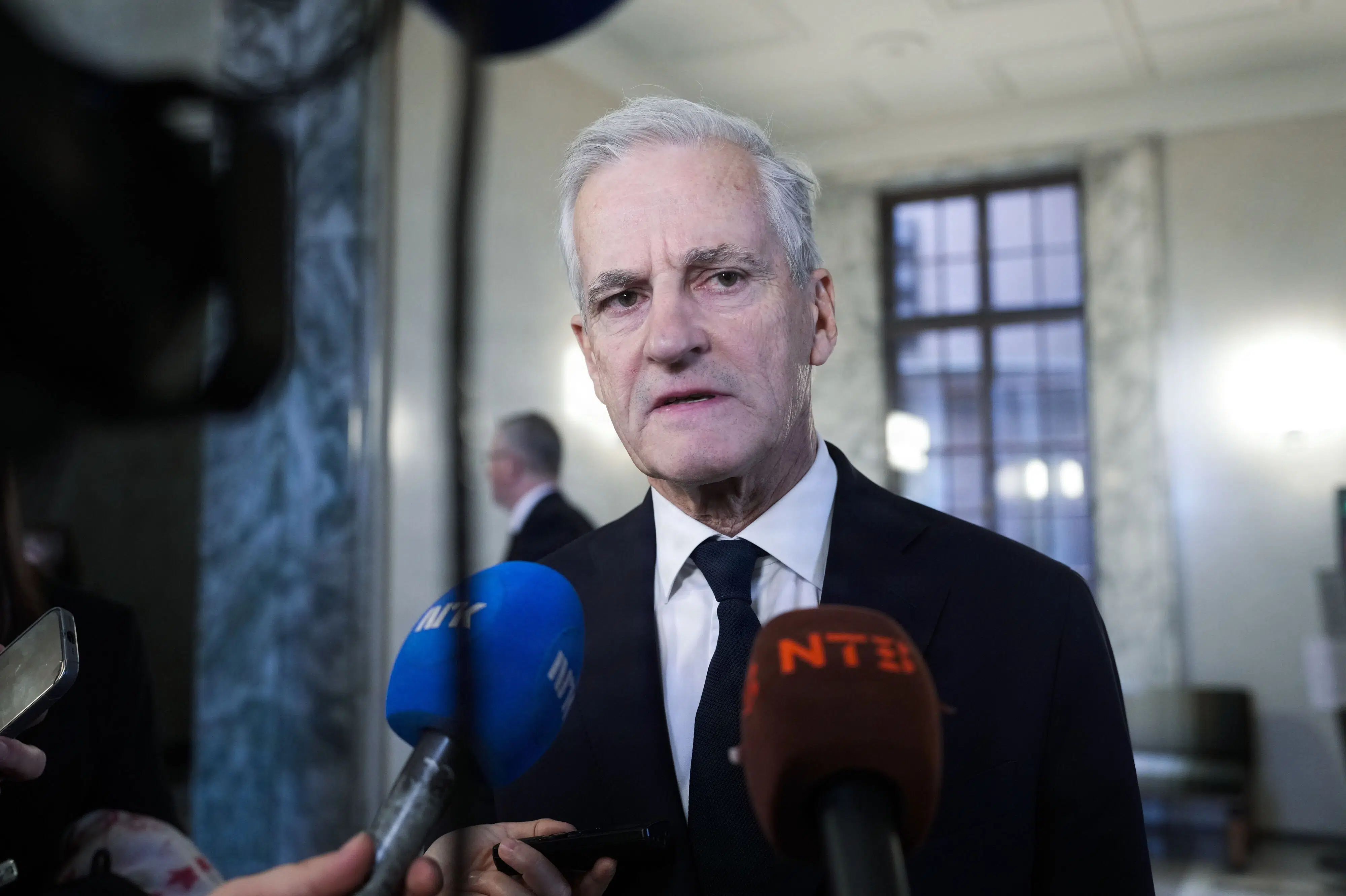 Støre er uenig i Mette F.-kritik af Putin-opkald: Alle blev informeret