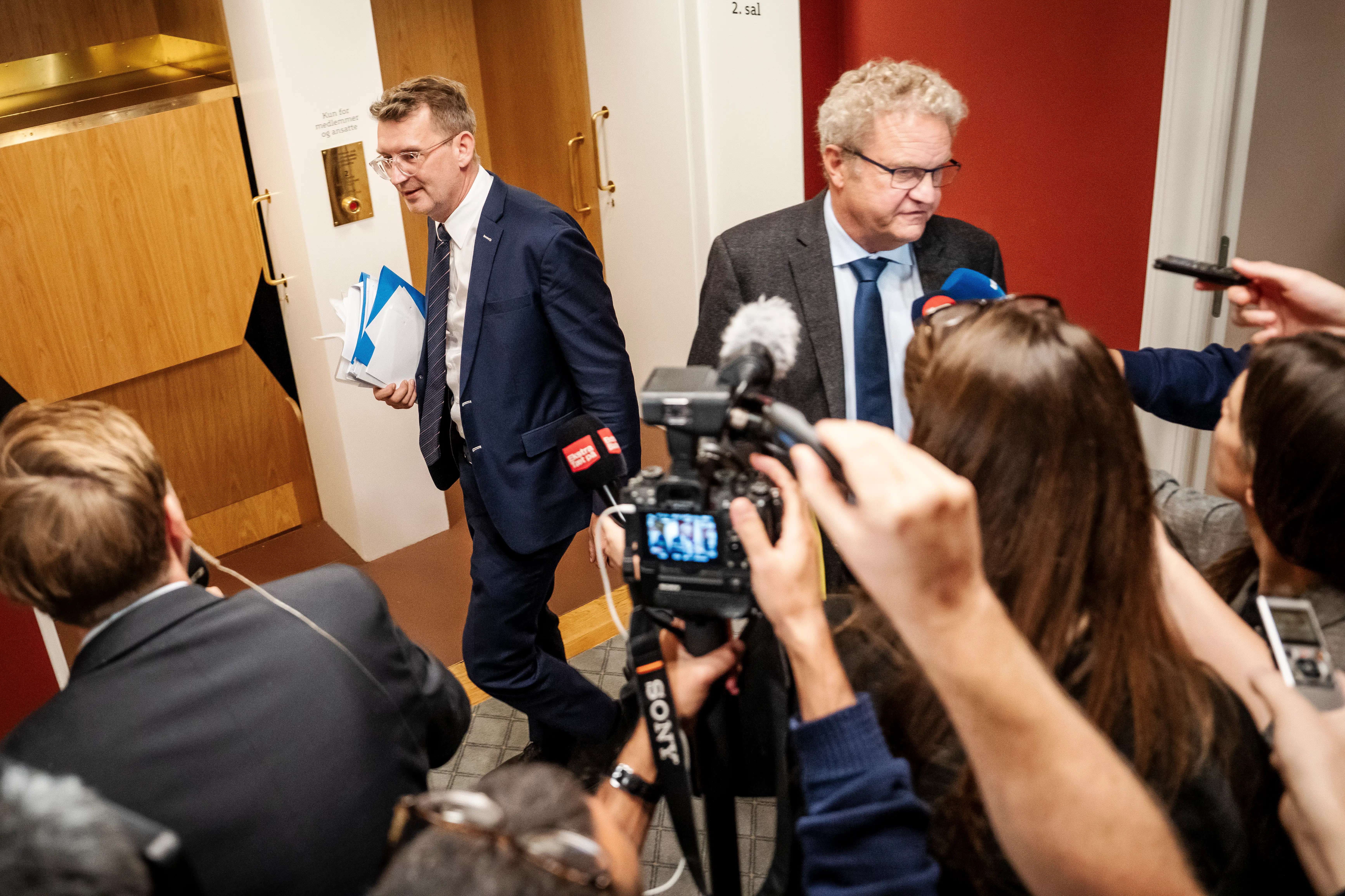 Mens Preben Bang talte, skyndte Troels Lund sig væk bag hans ryg. Én time senere var han ekskluderet fra Venstre