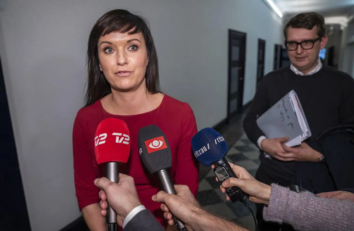 Venstres politiske ordfører, Sophie Løhde, skriver på Twitter, at Socialdemokratiet »kører et fordækt dobbeltspil«.