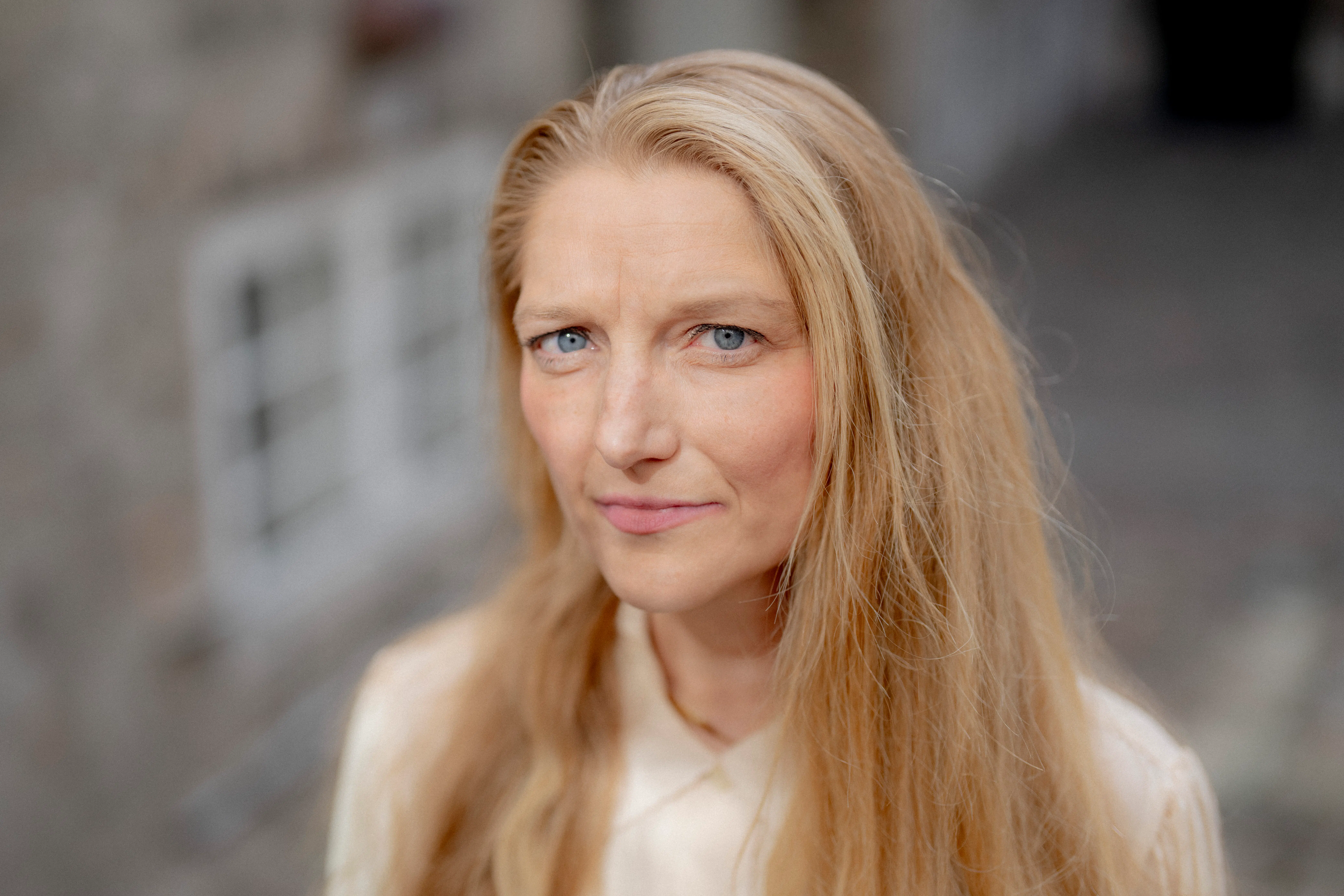 Zenia Stampe får kritik efter deltagelse i DR-debat: »Det er en minister, en fucking kulturminister, der sidder og sviner min bog til uden at have læst den«