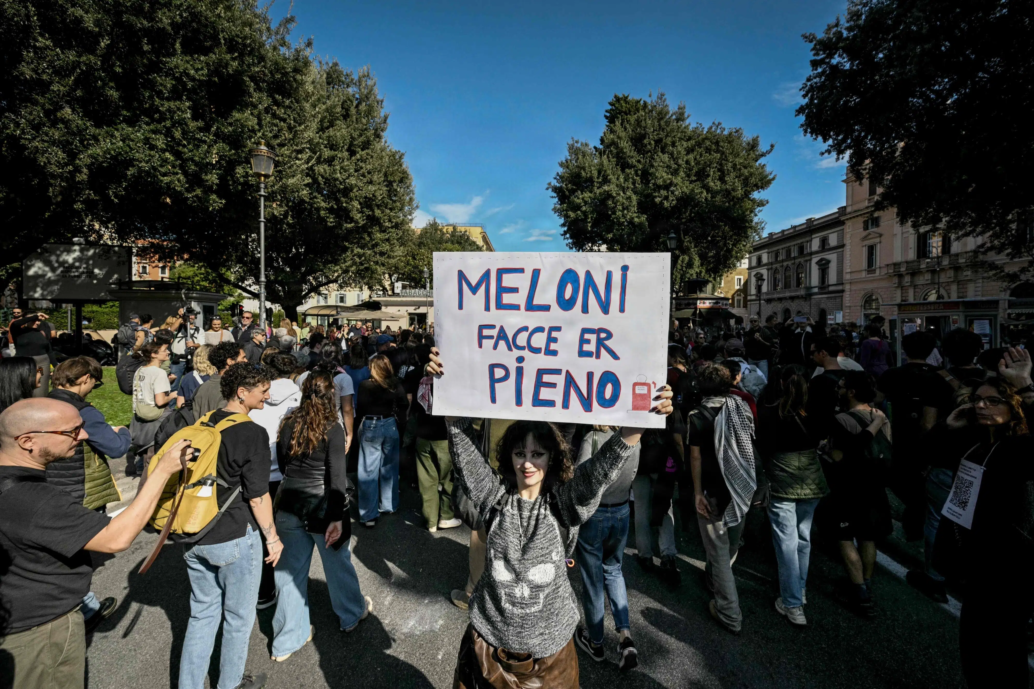 Massedemonstrationer mod Meloni fylder Italiens gader