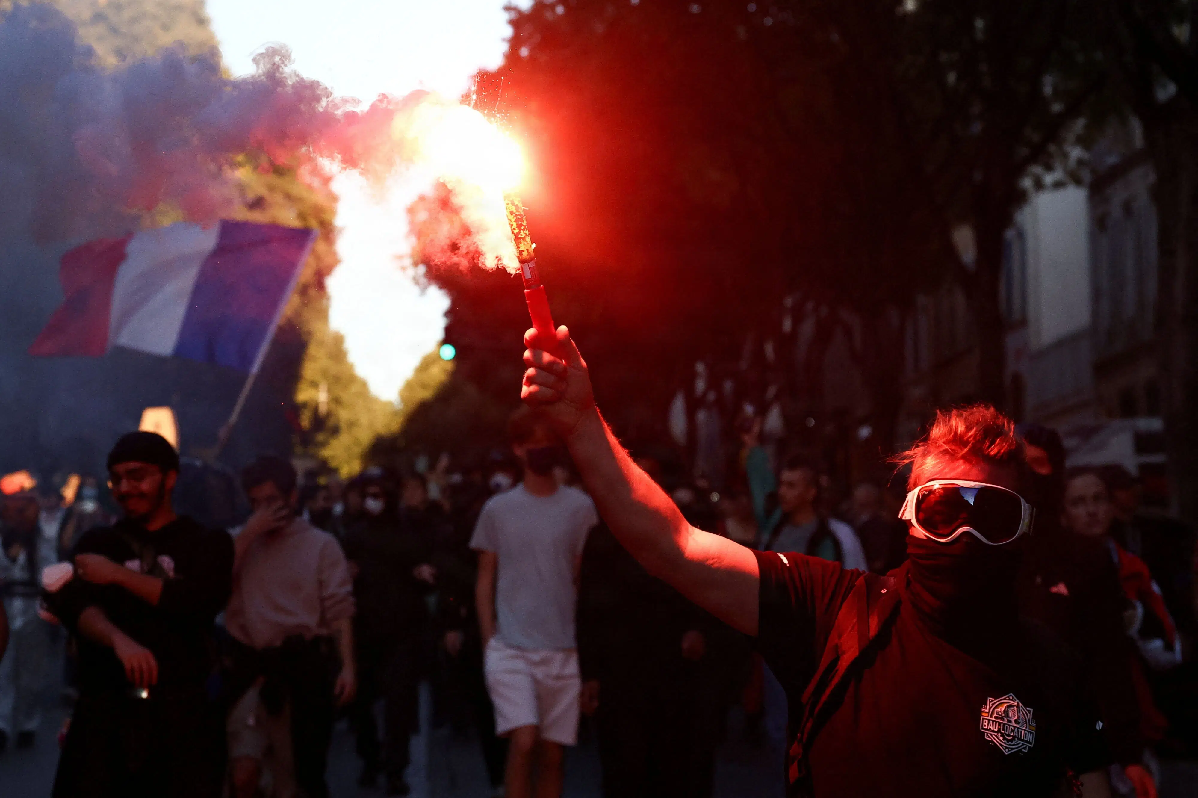 Politi og demonstranter støder sammen i Paris