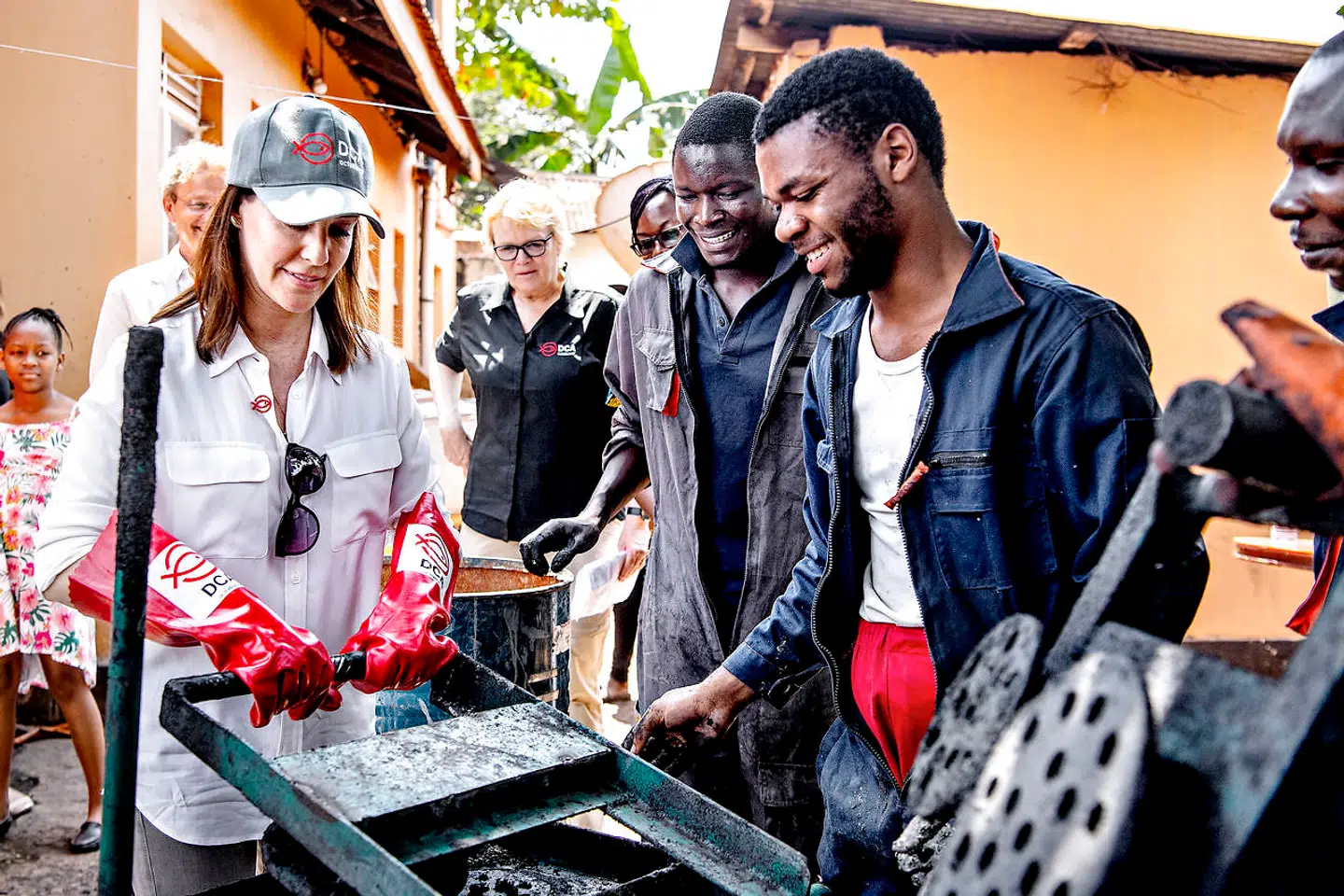 Prinsesse Marie tog de røde gummihandsker i brug onsdag i Uganda.