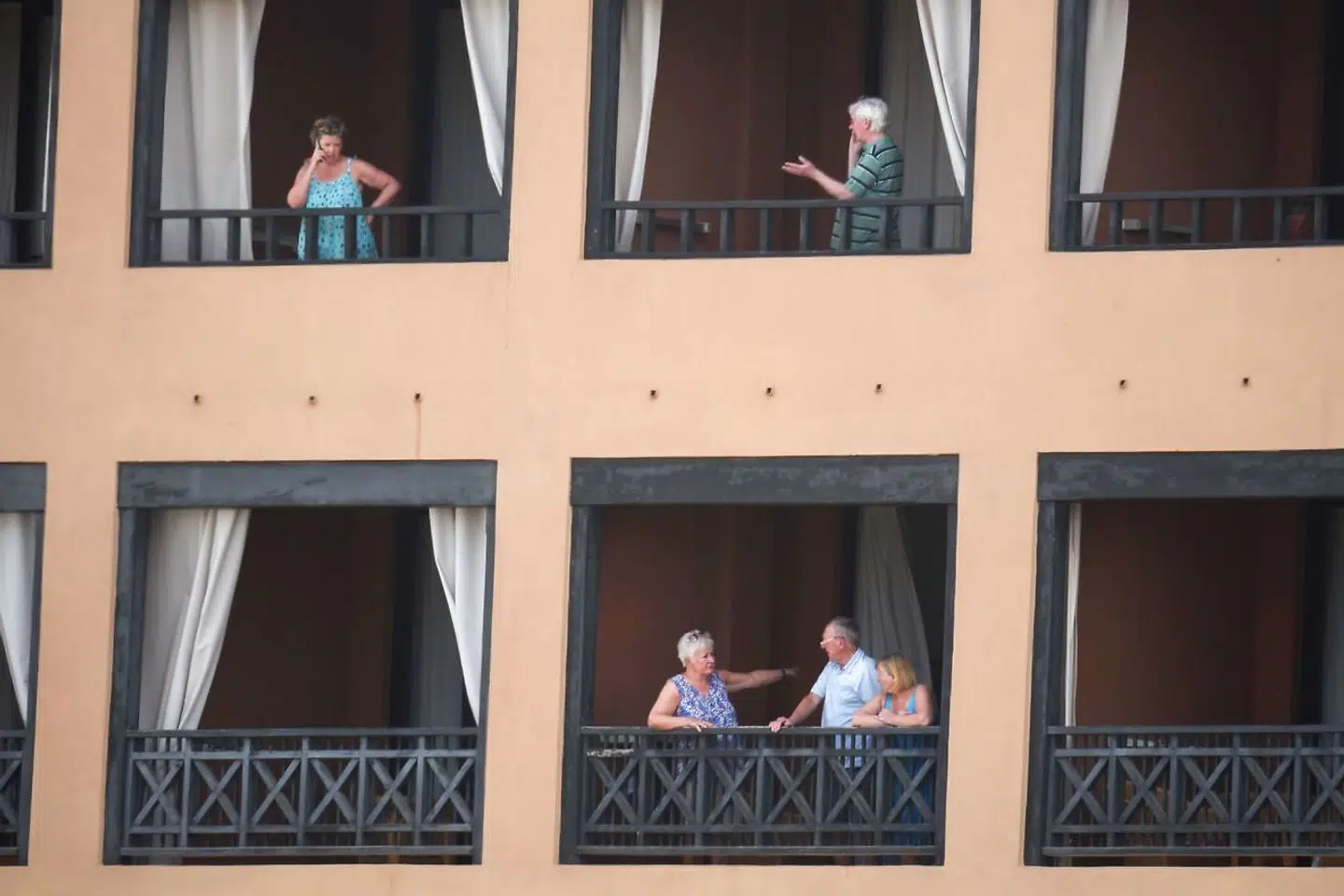 Gæster på H10 Costa Adeje Palace Hotel i La Caleta på Tenerife, hvor op mod 1.000 gæster er sat i karantæne.