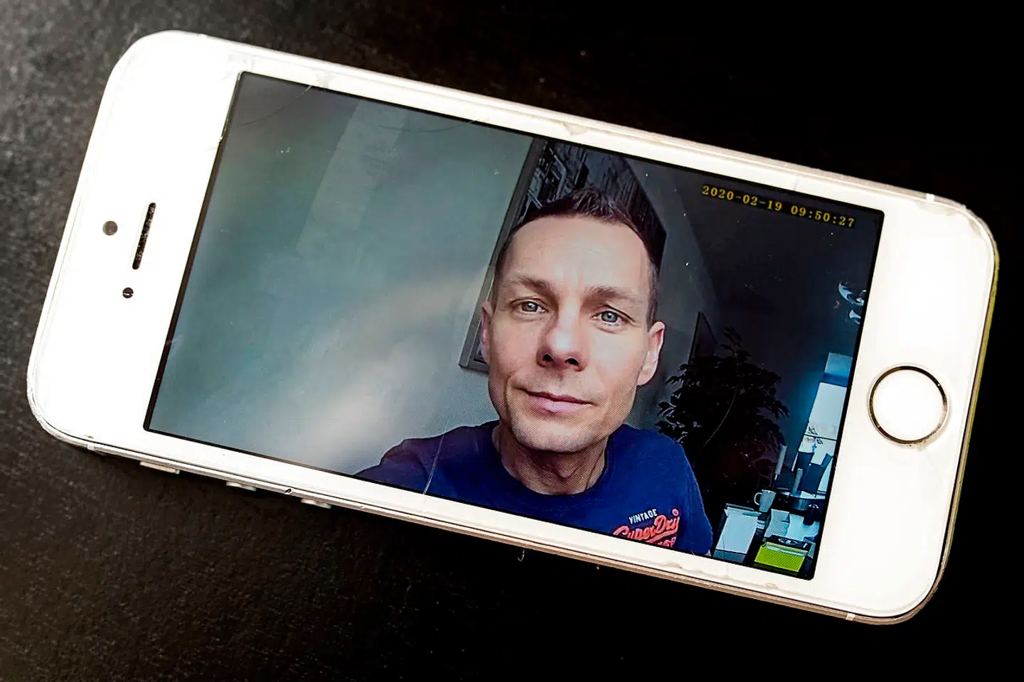 Jens Ortleth driver en webshop fra sin lejlighed og har oplevet, at personer, der enten er blevet omtalt i danske medier eller tidligere har medvirket i retssager, har købt produkter hos ham. Her ses han selv på en app på telefonen, som er tilkoblet et overvågningskamera.