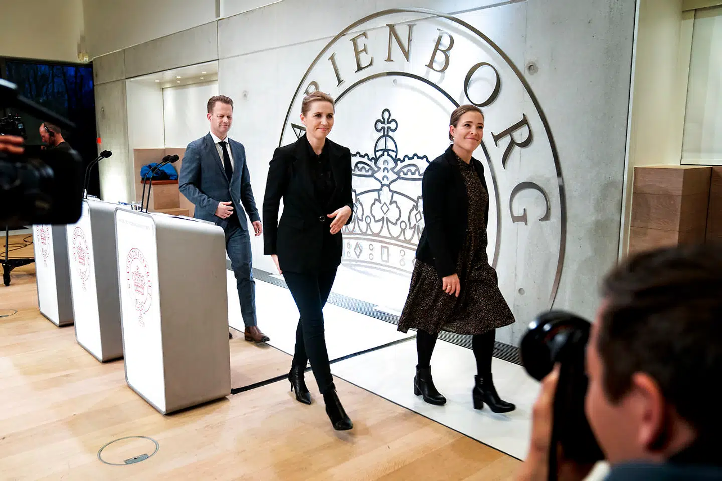 Udenrigsminister Jeppe Kofod, Statsminister Mette Frederiksen og Social- og indenrigsminister Astrid Krag på pressemødet i forbindelse med regeringsseminar på Marienborg mandag den 13. januar 2020.. (Foto: Ida Guldbæk Arentsen/Ritzau Scanpix)