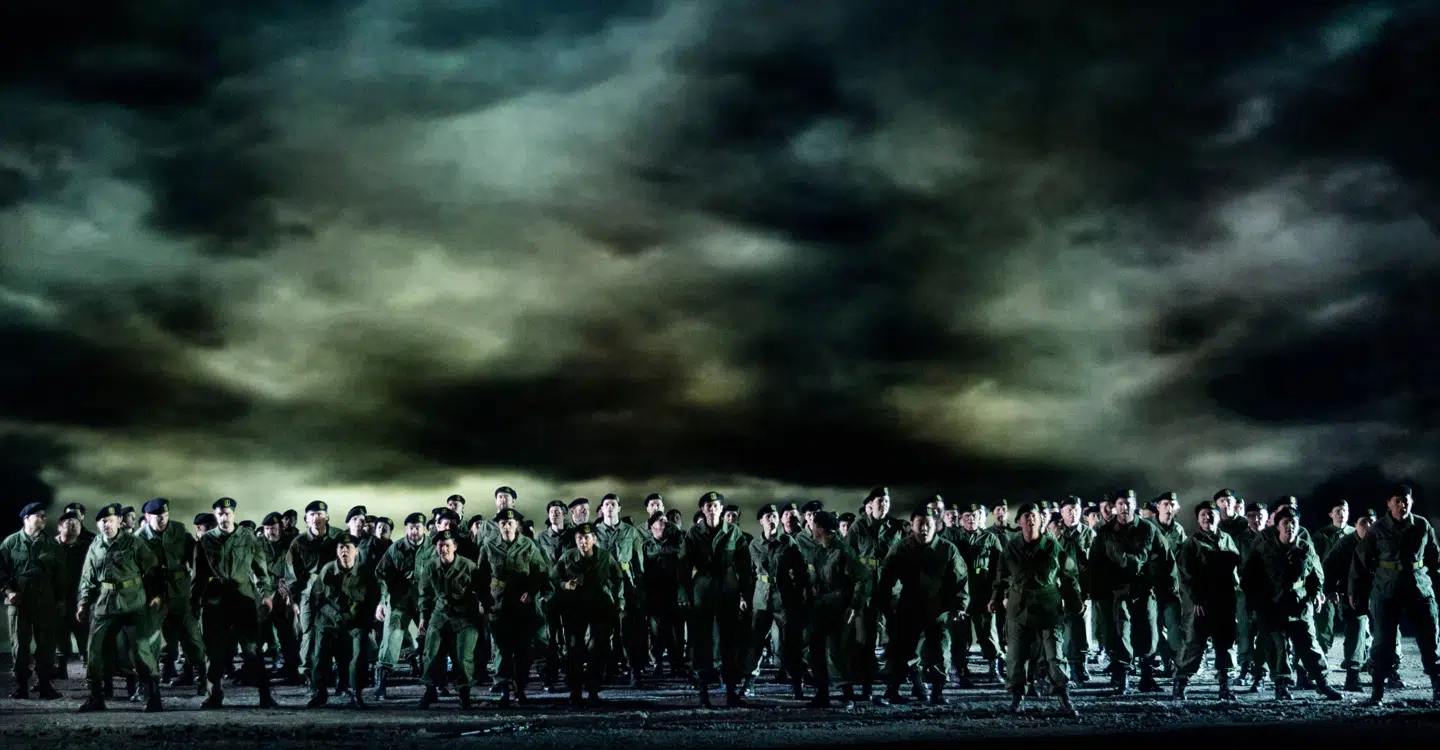 Koret spiller en meget stor rolle i »Idomeneo« og agerer først og fremmest soldater i den seneste opsætning. Foto: Miklos Szabo