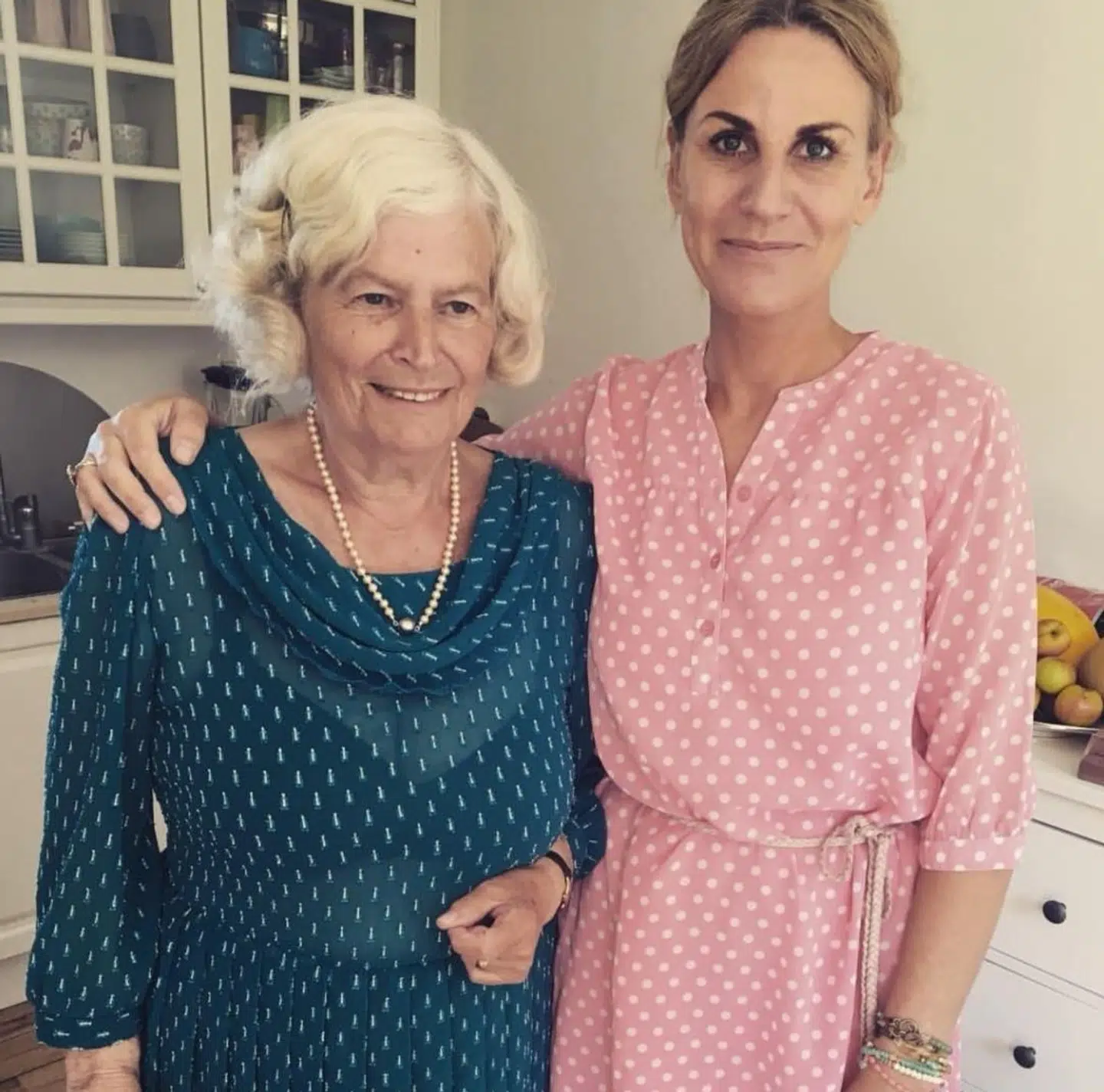 Den tredje myrdede pensionist på Østerbro blev 81-årige Inez Hasselblad. Her er hun sammen med sin datter Malene Hasselblad, der blev kendt i Danmark, da hun vandt Robinson Ekspeditionen i 2001. Det var netop Malene Hasselblad, der opdagede, at der var noget galt, da hendes mors kreditkort stadig blev brugt, efter hun var død.