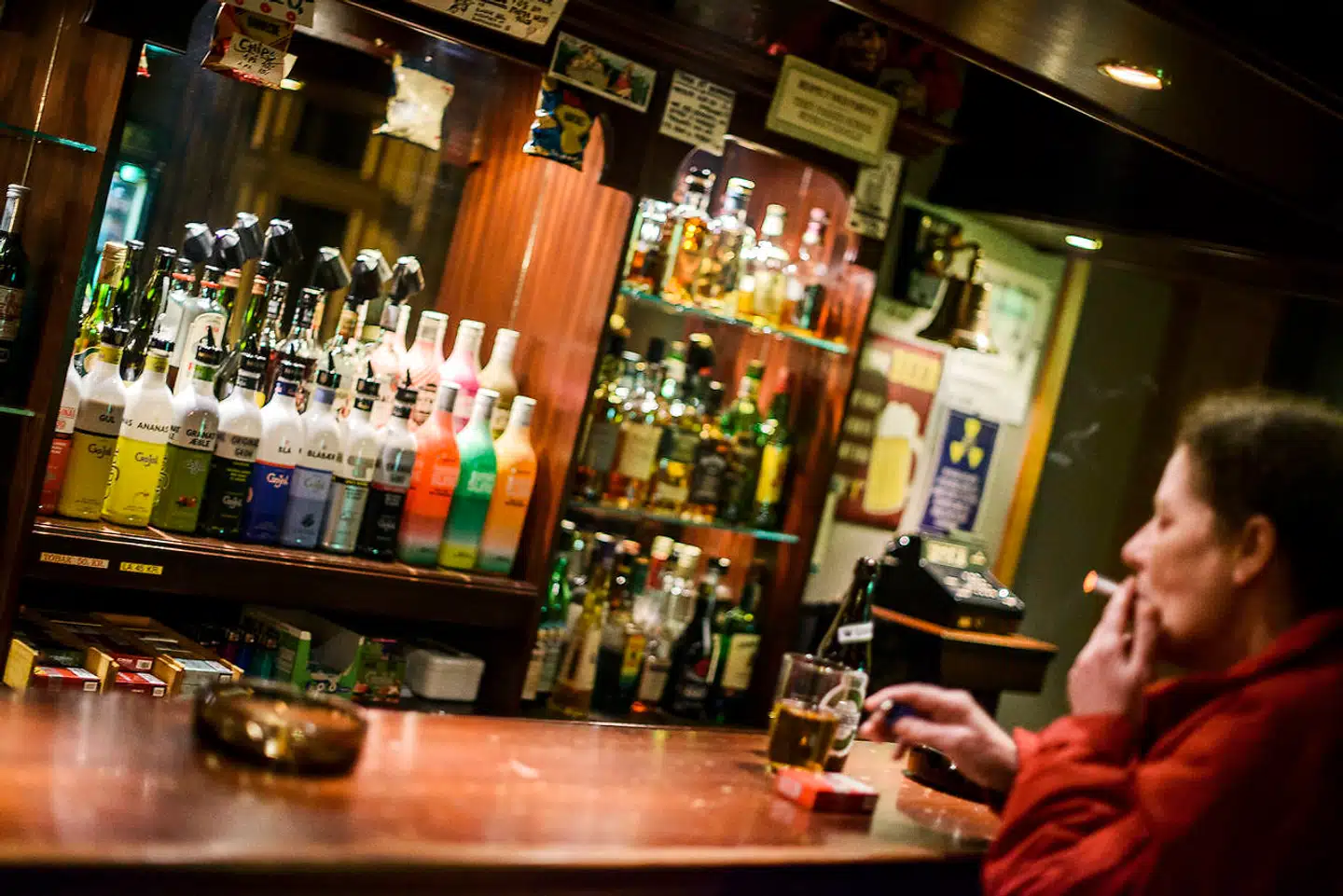 Billede fra Københavns natteliv. Det var ikke langt herfra, at en ung mand en uge tidligere blev udsat for et groft overfald, men her hersker utrygheden ikke. Kys uddeles, armene lægges om hinanden, og der skråles med på Lizzo: »Baby how you feelin'? Feeling good as hell.«