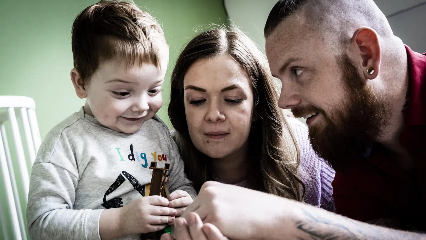 Mor og far leger med Liam. Foto: Byrd/Rasmus Laurvig.