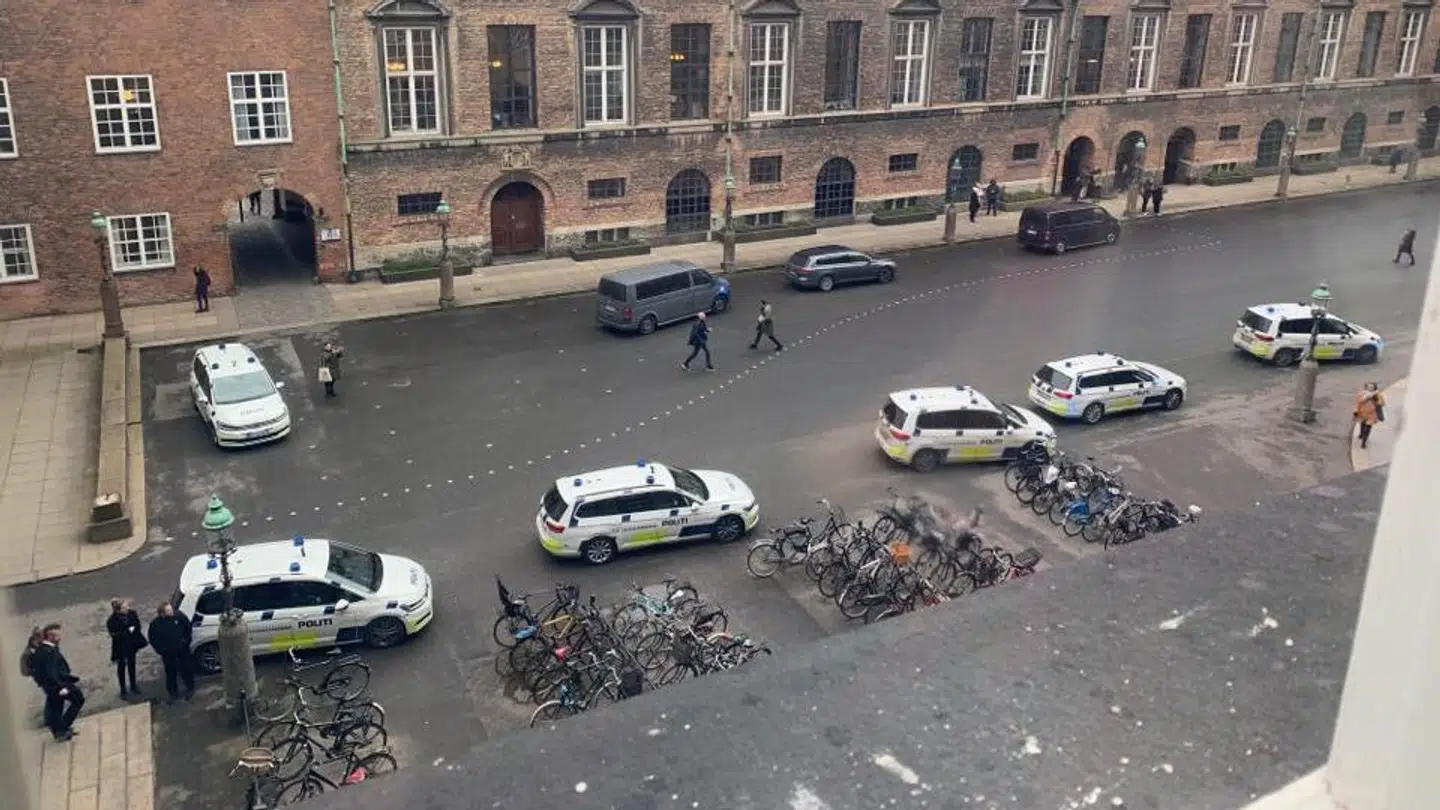 Ikke færre end 10 politibiler dukkede op på kort tid, da der blev råbt i Folketingssalen. (Foto: Jacob Friberg)