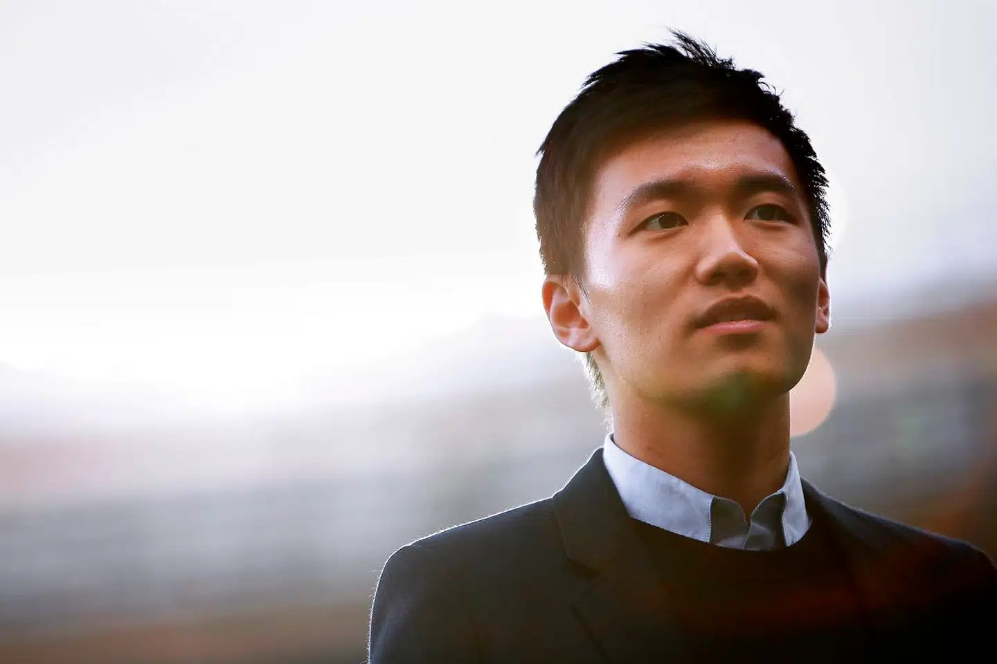 Kinesiske Steven Zhang, der er formand for den italienske fodboldklub Inter, tælles blandt Kinas mest indflydelsesrige unge erhvervspersoner. Hans far startede detailgiganten Suning, der er en af Kinas største ikkestatslige virksomheder. Selskabet købte i 2016 cirka 70 procent af aktierne i Inter.