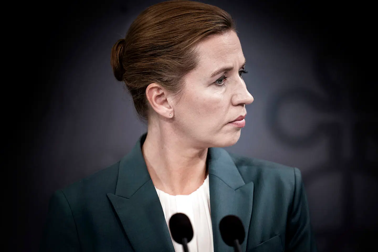 Statsminister Mette Frederiksen (S) gør klar til at hastebehandle lovforslag, der giver myndighederne vidtrækkende beføjelser over for danskerne i kampen mod corona.